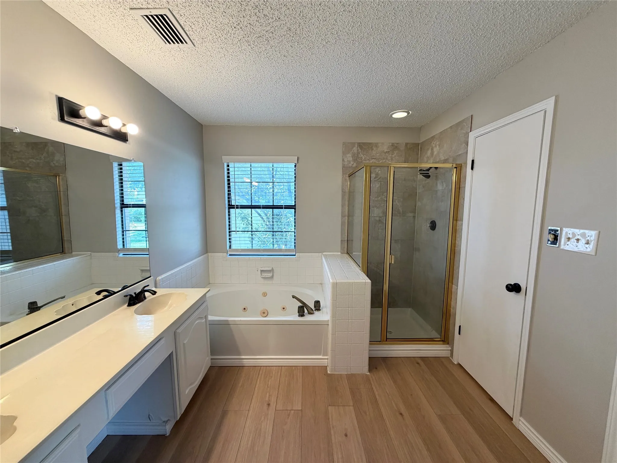 Single Family Residence For Rent in Dallas County , 825 Weaver Street, Cedar Hill, Texas 75104, 3 Bedroom, 2 Bathroom, 2 Garage spaces, 1,387 Sqft, built in 1988, mls#21392726, Real Estate Agent in Cedar Hill, Homes For Rent in Dallas county, Homes For Rent in Cedar Hill, Realtor in Cedar Hill Texas, Real Estate Brokerage Independent Realty Texas, Luminita Cordes Realtor