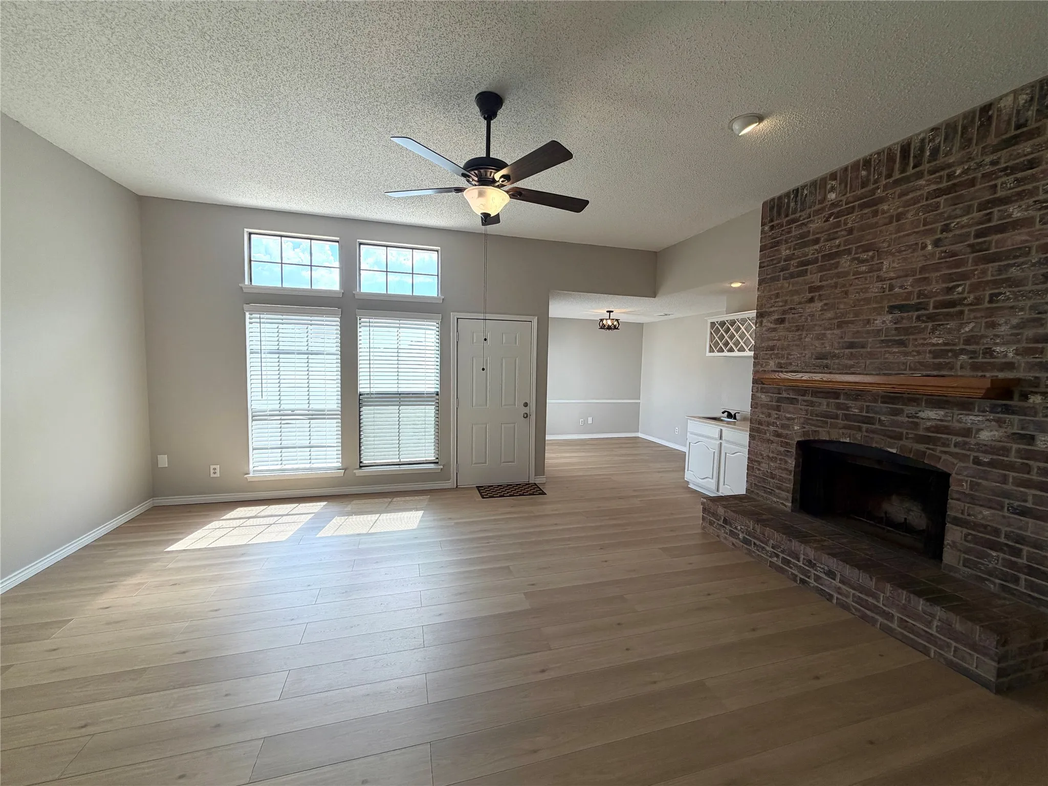 Single Family Residence For Rent in Dallas County , 825 Weaver Street, Cedar Hill, Texas 75104, 3 Bedroom, 2 Bathroom, 2 Garage spaces, 1,387 Sqft, built in 1988, mls#21392726, Real Estate Agent in Cedar Hill, Homes For Rent in Dallas county, Homes For Rent in Cedar Hill, Realtor in Cedar Hill Texas, Real Estate Brokerage Independent Realty Texas, Luminita Cordes Realtor