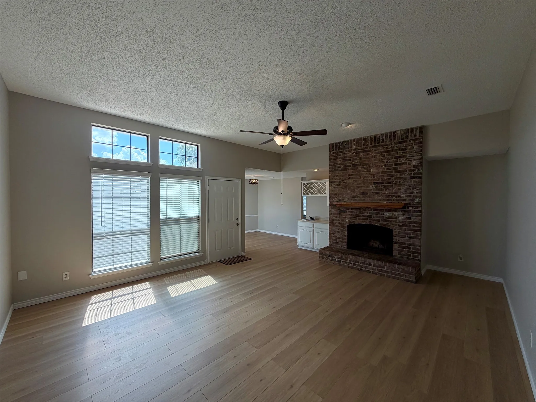Single Family Residence For Rent in Dallas County , 825 Weaver Street, Cedar Hill, Texas 75104, 3 Bedroom, 2 Bathroom, 2 Garage spaces, 1,387 Sqft, built in 1988, mls#21392726, Real Estate Agent in Cedar Hill, Homes For Rent in Dallas county, Homes For Rent in Cedar Hill, Realtor in Cedar Hill Texas, Real Estate Brokerage Independent Realty Texas, Luminita Cordes Realtor