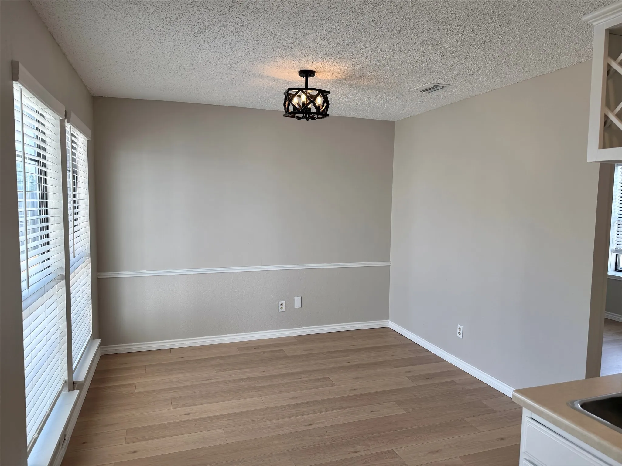 Single Family Residence For Rent in Dallas County , 825 Weaver Street, Cedar Hill, Texas 75104, 3 Bedroom, 2 Bathroom, 2 Garage spaces, 1,387 Sqft, built in 1988, mls#21392726, Real Estate Agent in Cedar Hill, Homes For Rent in Dallas county, Homes For Rent in Cedar Hill, Realtor in Cedar Hill Texas, Real Estate Brokerage Independent Realty Texas, Luminita Cordes Realtor