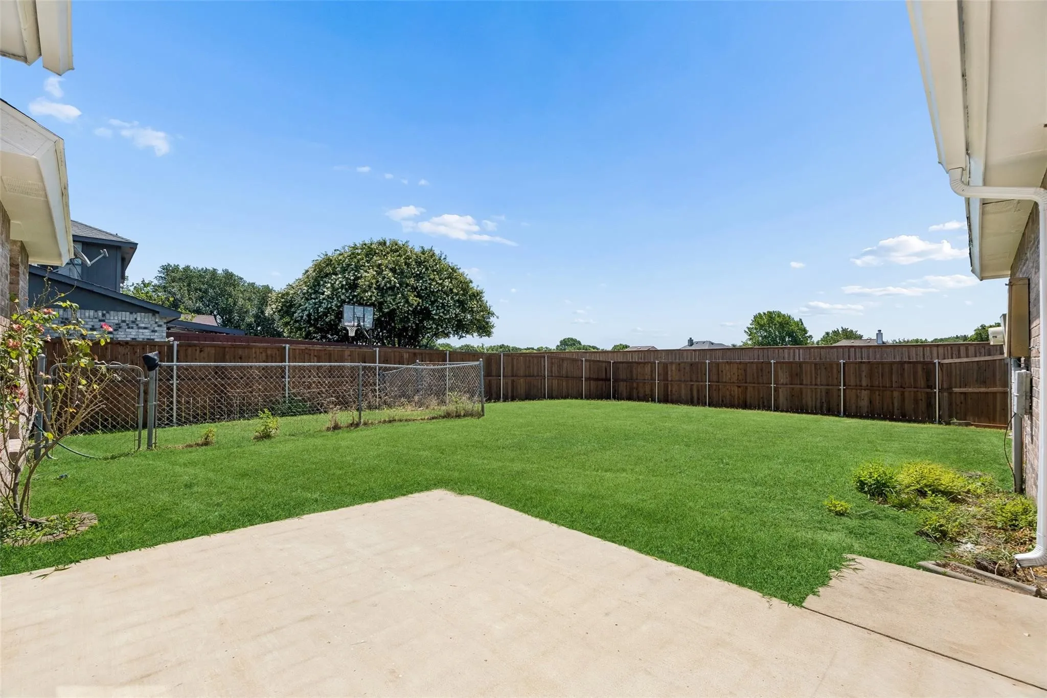 Single Family Residence For Rent in Dallas County , 825 Weaver Street, Cedar Hill, Texas 75104, 3 Bedroom, 2 Bathroom, 2 Garage spaces, 1,387 Sqft, built in 1988, mls#21392726, Real Estate Agent in Cedar Hill, Homes For Rent in Dallas county, Homes For Rent in Cedar Hill, Realtor in Cedar Hill Texas, Real Estate Brokerage Independent Realty Texas, Luminita Cordes Realtor