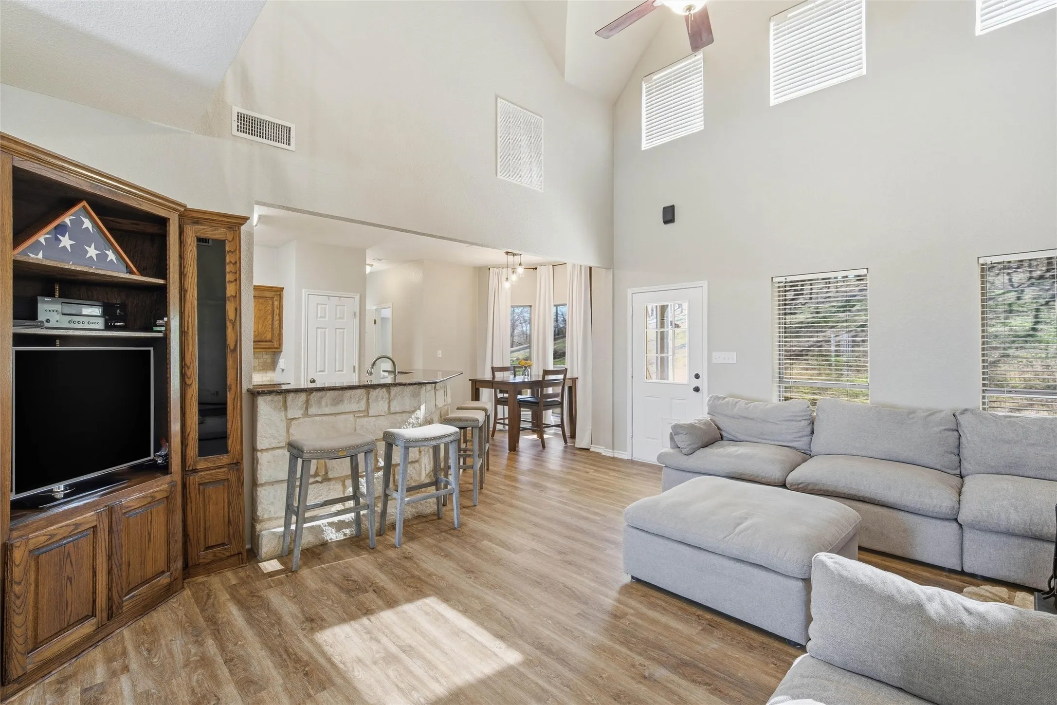 Single Family Residence For Sale in Mc Lennan County , 606 Harding Lane, Moody, Texas 76557, 3 Bedroom, 3 Bathroom, Garage spaces, 2,112 Sqft, built in 2002, mls#21392081, Real Estate Agent in Moody, Homes For Sale in Mc Lennan county, Homes For Sale in Moody, Realtor in Moody Texas, Real Estate Brokerage Independent Realty Texas, Luminita Cordes Realtor