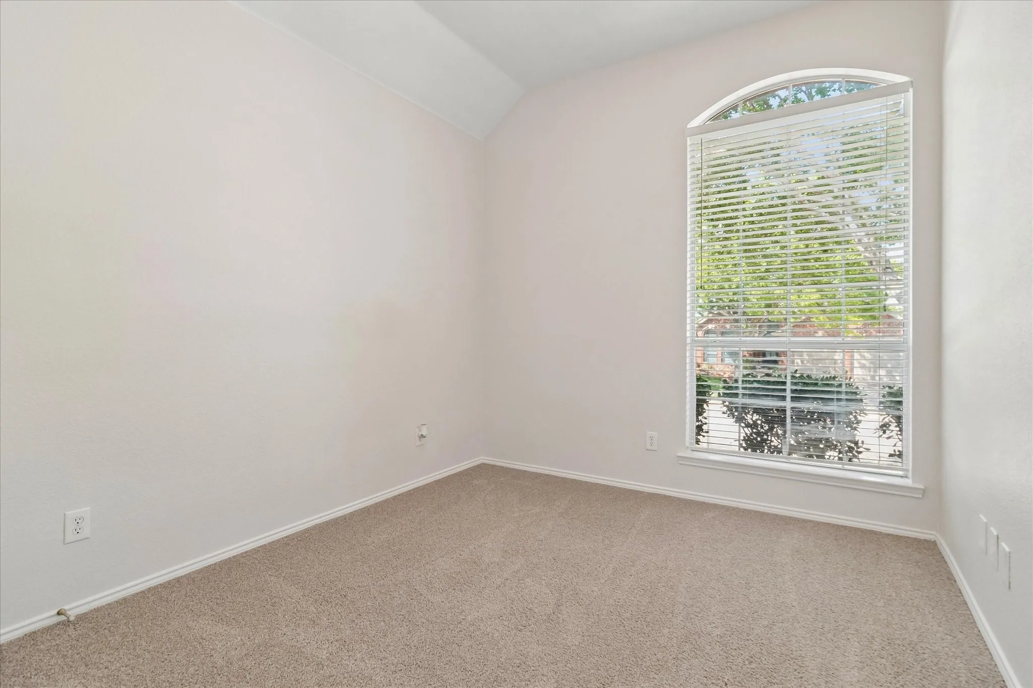 Single Family Residence For Sale in Denton County , 1699 Garrison Drive, Frisco, Texas 75033, 4 Bedroom, 2 Bathroom, 2 Garage spaces, 1,986 Sqft, built in 2000, mls#21392901, Real Estate Agent in Frisco, Homes For Sale in Denton county, Homes For Sale in Frisco, Realtor in Frisco Texas, Real Estate Brokerage Independent Realty Texas, Luminita Cordes Realtor