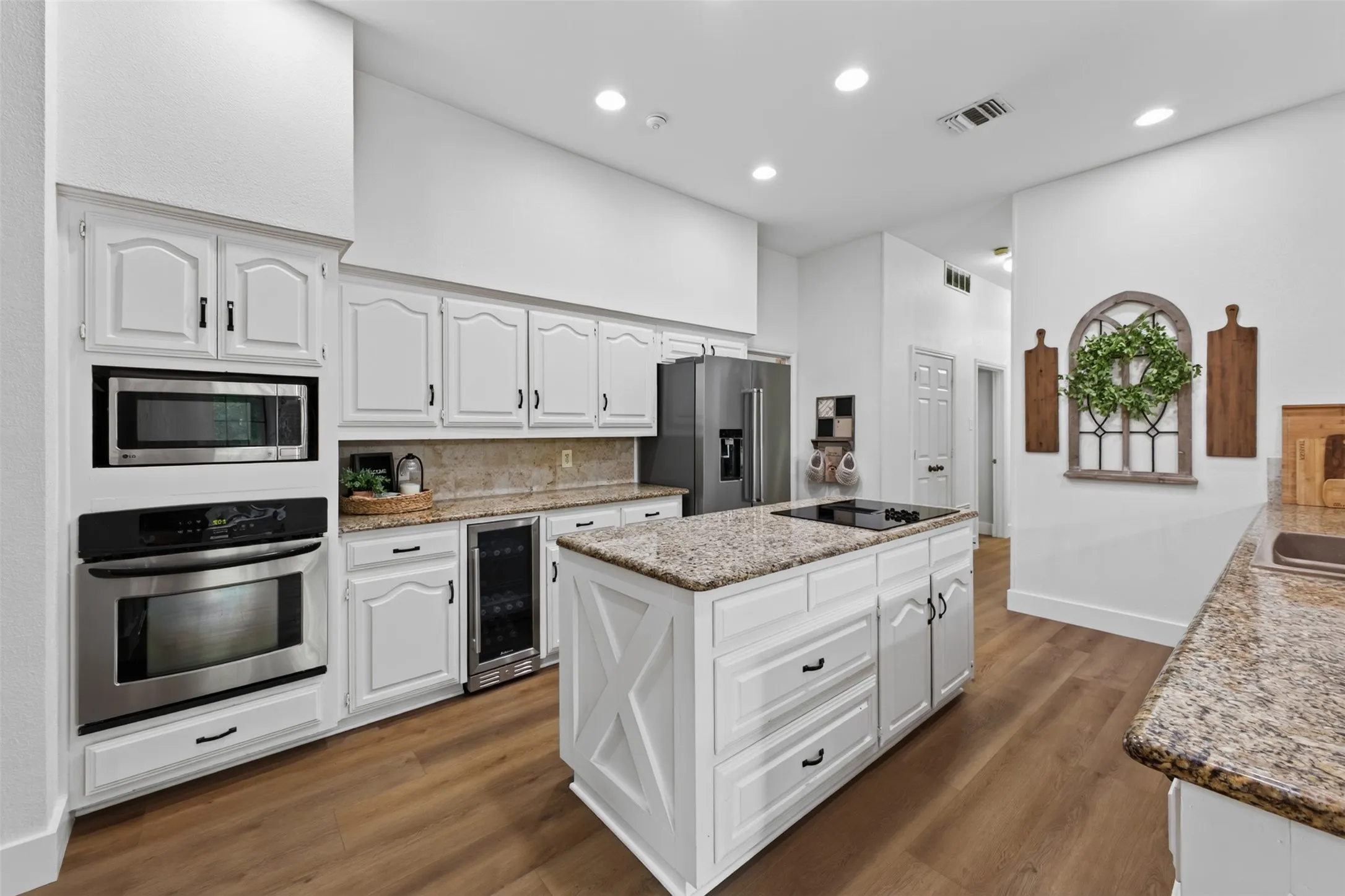 Single Family Residence For Sale in Ellis County , 603 Valley View Court, Ovilla, Texas 75154, 4 Bedroom, 3 Bathroom, 3 Garage spaces, 2,853 Sqft, built in 1985, mls#21385336, Real Estate Agent in Ovilla, Homes For Sale in Ellis county, Homes For Sale in Ovilla, Realtor in Ovilla Texas, Real Estate Brokerage Independent Realty Texas, Luminita Cordes Realtor