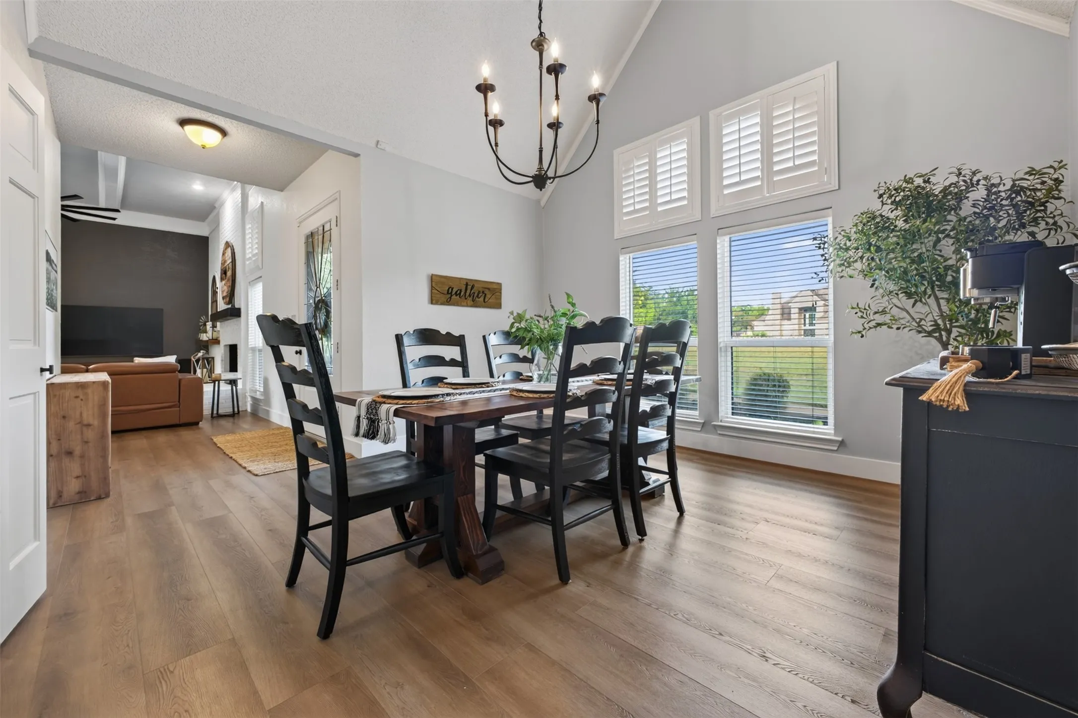 Single Family Residence For Sale in Ellis County , 603 Valley View Court, Ovilla, Texas 75154, 4 Bedroom, 3 Bathroom, 3 Garage spaces, 2,853 Sqft, built in 1985, mls#21385336, Real Estate Agent in Ovilla, Homes For Sale in Ellis county, Homes For Sale in Ovilla, Realtor in Ovilla Texas, Real Estate Brokerage Independent Realty Texas, Luminita Cordes Realtor