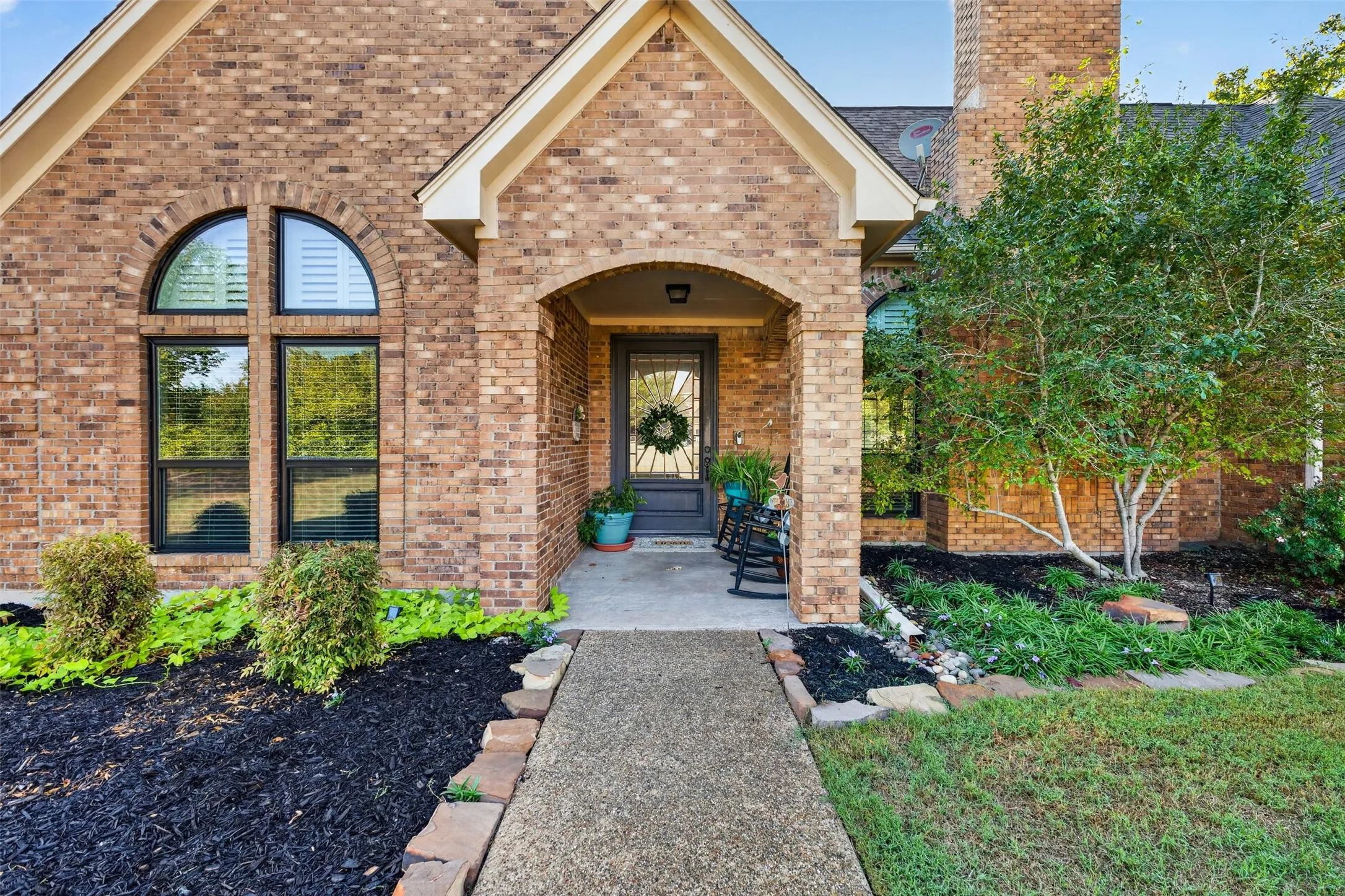 Single Family Residence For Sale in Ellis County , 603 Valley View Court, Ovilla, Texas 75154, 4 Bedroom, 3 Bathroom, 3 Garage spaces, 2,853 Sqft, built in 1985, mls#21385336, Real Estate Agent in Ovilla, Homes For Sale in Ellis county, Homes For Sale in Ovilla, Realtor in Ovilla Texas, Real Estate Brokerage Independent Realty Texas, Luminita Cordes Realtor