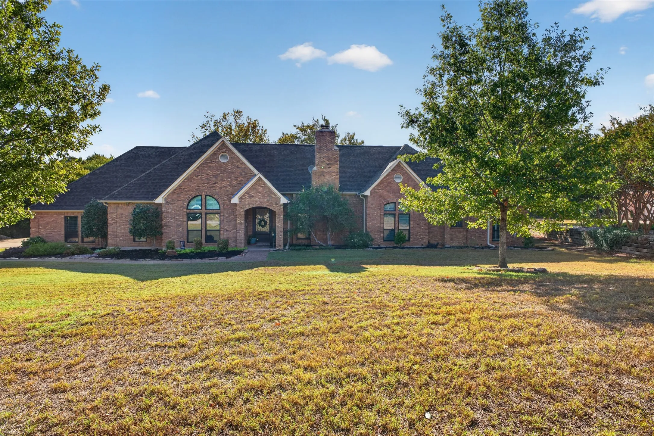 Single Family Residence For Sale in Ellis County , 603 Valley View Court, Ovilla, Texas 75154, 4 Bedroom, 3 Bathroom, 3 Garage spaces, 2,853 Sqft, built in 1985, mls#21385336, Real Estate Agent in Ovilla, Homes For Sale in Ellis county, Homes For Sale in Ovilla, Realtor in Ovilla Texas, Real Estate Brokerage Independent Realty Texas, Luminita Cordes Realtor