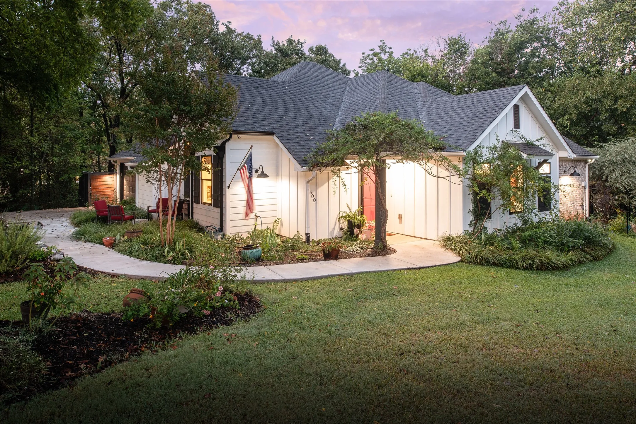 Single Family Residence For Sale in Grayson County , 1600 W Day Street, Denison, Texas 75020, 3 Bedroom, 2 Bathroom, 2 Garage spaces, 1,603 Sqft, built in 2019, mls#21391761, Real Estate Agent in Denison, Homes For Sale in Grayson county, Homes For Sale in Denison, Realtor in Denison Texas, Real Estate Brokerage Independent Realty Texas, Luminita Cordes Realtor