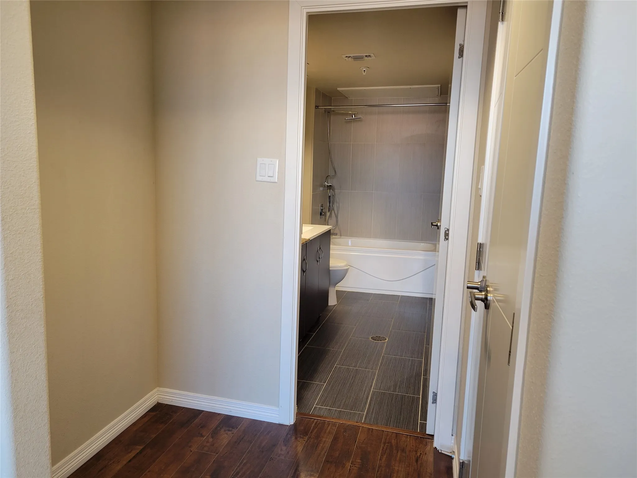 Condominium For Rent in Dallas County , 1100 Trinity Mills 2005, Carrollton, Texas 75006, 1 Bedroom, 1 Bathroom, 1 Garage spaces, 700 Sqft, built in 2012, mls#21393028, Real Estate Agent in Carrollton, Homes For Rent in Dallas county, Homes For Rent in Carrollton, Realtor in Carrollton Texas, Real Estate Brokerage Independent Realty Texas, Luminita Cordes Realtor