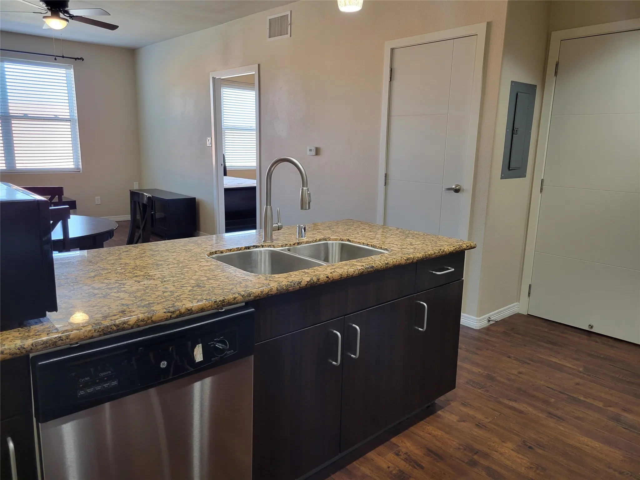 Condominium For Rent in Dallas County , 1100 Trinity Mills 2005, Carrollton, Texas 75006, 1 Bedroom, 1 Bathroom, 1 Garage spaces, 700 Sqft, built in 2012, mls#21393028, Real Estate Agent in Carrollton, Homes For Rent in Dallas county, Homes For Rent in Carrollton, Realtor in Carrollton Texas, Real Estate Brokerage Independent Realty Texas, Luminita Cordes Realtor