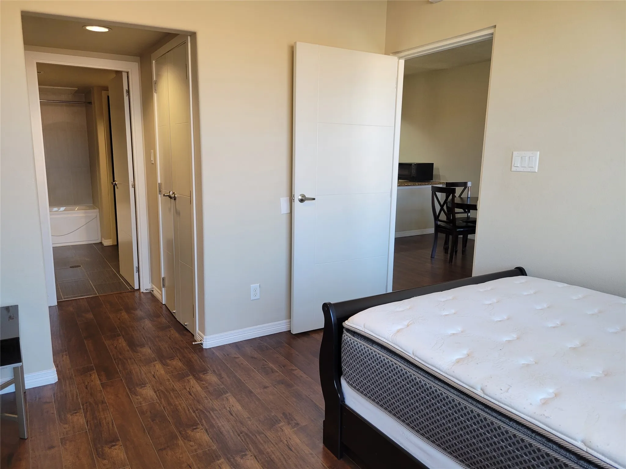 Condominium For Rent in Dallas County , 1100 Trinity Mills 2005, Carrollton, Texas 75006, 1 Bedroom, 1 Bathroom, 1 Garage spaces, 700 Sqft, built in 2012, mls#21393028, Real Estate Agent in Carrollton, Homes For Rent in Dallas county, Homes For Rent in Carrollton, Realtor in Carrollton Texas, Real Estate Brokerage Independent Realty Texas, Luminita Cordes Realtor