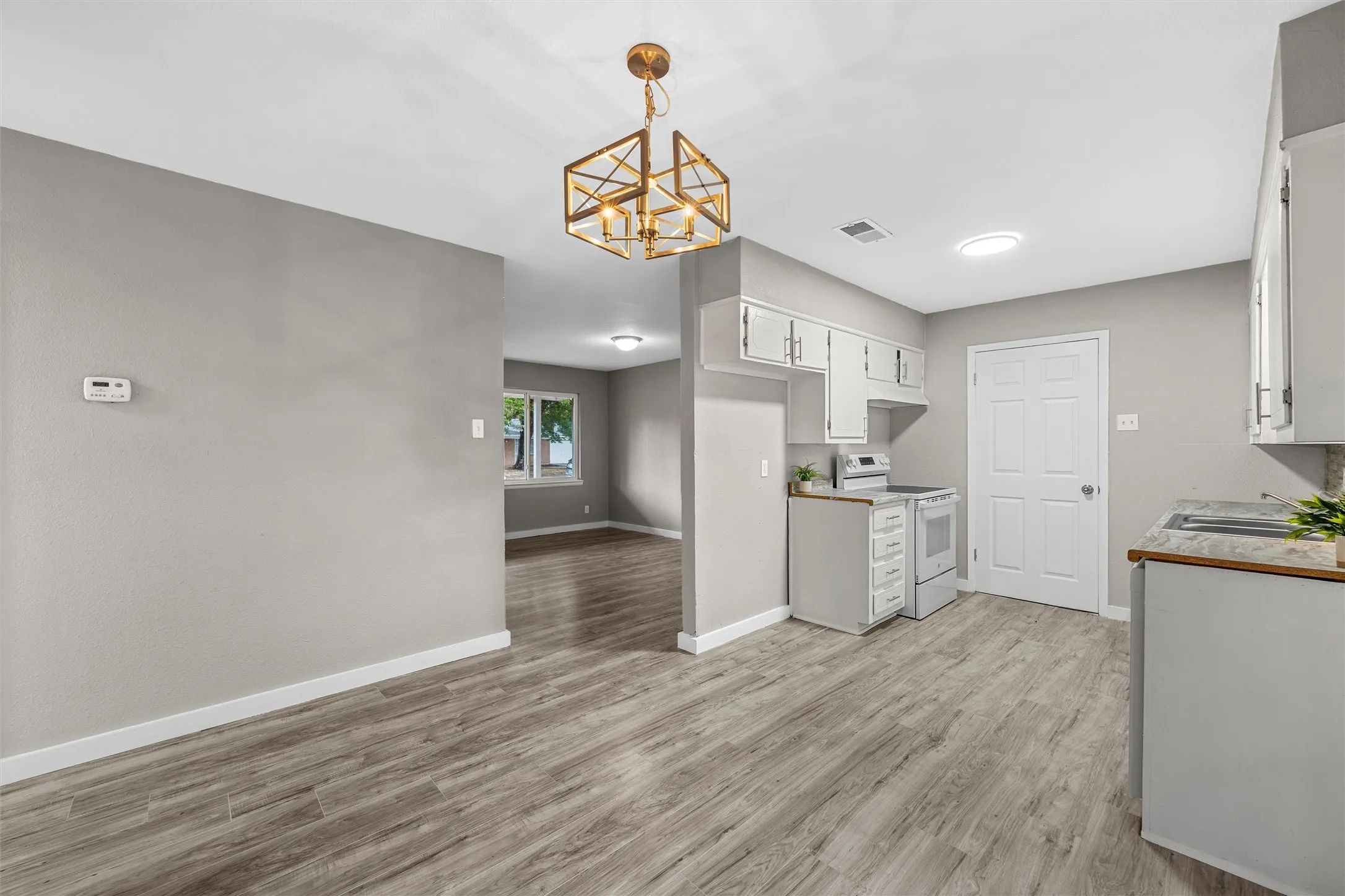 Single Family Residence For Sale in Mc Lennan County , 311 S Barbara Street, Lacy Lakeview, Texas 76705, 4 Bedroom, 1 Bathroom, Garage spaces, 1,225 Sqft, built in 1963, mls#21392084, Real Estate Agent in Lacy Lakeview, Homes For Sale in Mc Lennan county, Homes For Sale in Lacy Lakeview, Realtor in Lacy Lakeview Texas, Real Estate Brokerage Independent Realty Texas, Luminita Cordes Realtor