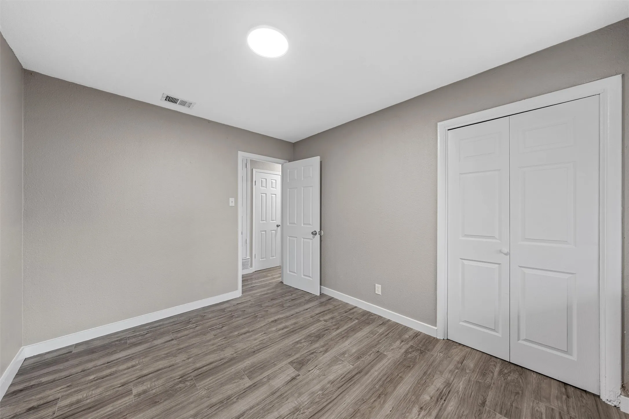 Single Family Residence For Sale in Mc Lennan County , 311 S Barbara Street, Lacy Lakeview, Texas 76705, 4 Bedroom, 1 Bathroom, Garage spaces, 1,225 Sqft, built in 1963, mls#21392084, Real Estate Agent in Lacy Lakeview, Homes For Sale in Mc Lennan county, Homes For Sale in Lacy Lakeview, Realtor in Lacy Lakeview Texas, Real Estate Brokerage Independent Realty Texas, Luminita Cordes Realtor
