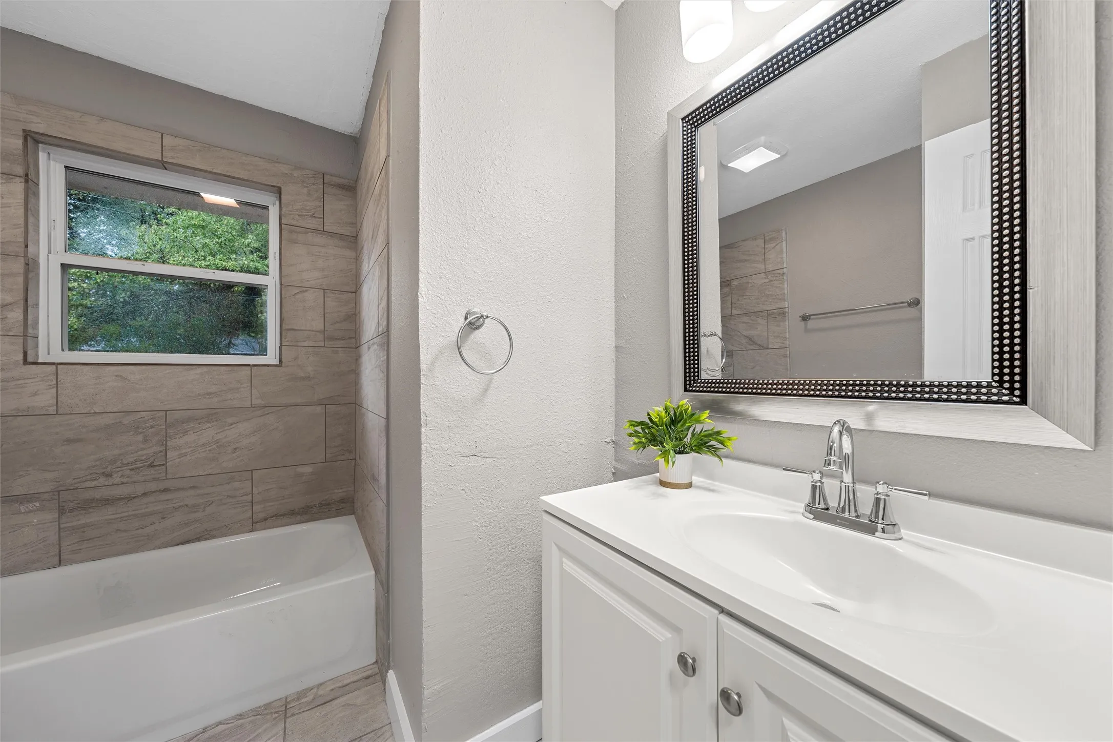 Single Family Residence For Sale in Mc Lennan County , 311 S Barbara Street, Lacy Lakeview, Texas 76705, 4 Bedroom, 1 Bathroom, Garage spaces, 1,225 Sqft, built in 1963, mls#21392084, Real Estate Agent in Lacy Lakeview, Homes For Sale in Mc Lennan county, Homes For Sale in Lacy Lakeview, Realtor in Lacy Lakeview Texas, Real Estate Brokerage Independent Realty Texas, Luminita Cordes Realtor