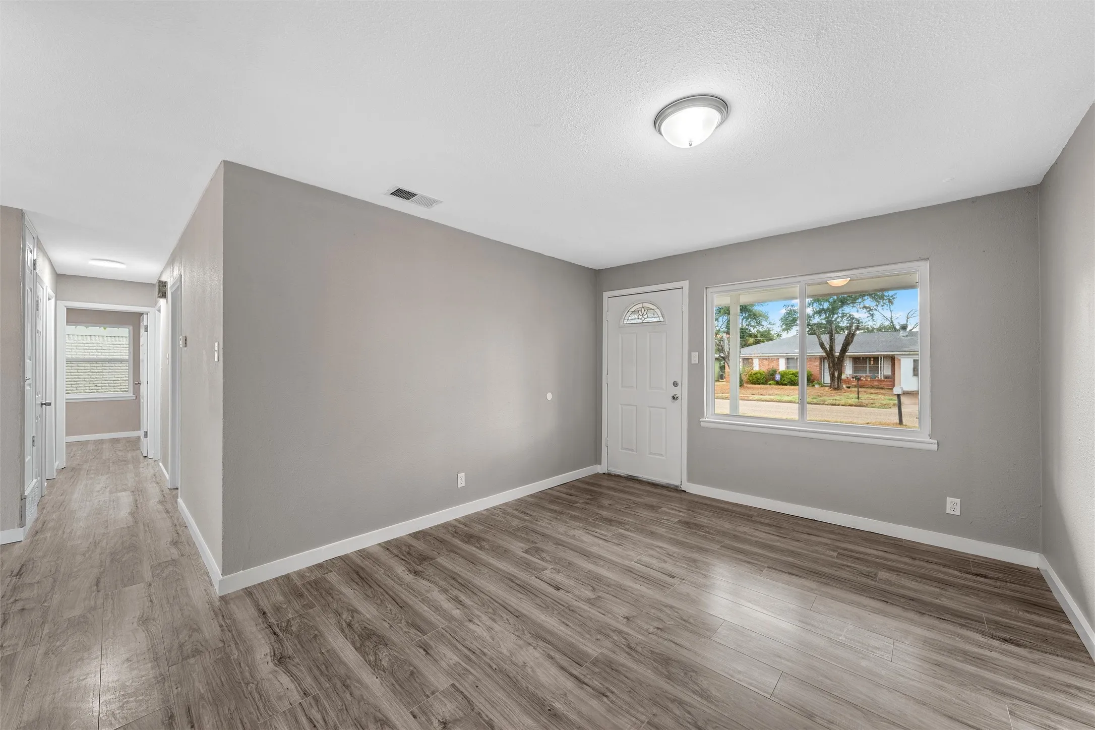 Single Family Residence For Sale in Mc Lennan County , 311 S Barbara Street, Lacy Lakeview, Texas 76705, 4 Bedroom, 1 Bathroom, Garage spaces, 1,225 Sqft, built in 1963, mls#21392084, Real Estate Agent in Lacy Lakeview, Homes For Sale in Mc Lennan county, Homes For Sale in Lacy Lakeview, Realtor in Lacy Lakeview Texas, Real Estate Brokerage Independent Realty Texas, Luminita Cordes Realtor