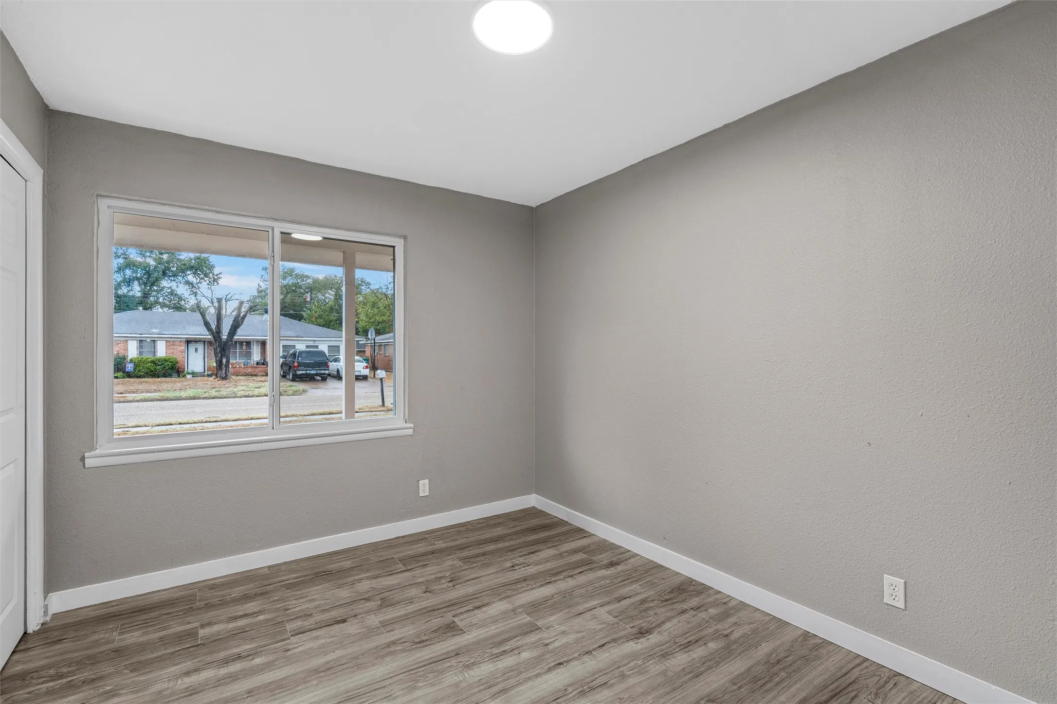 Single Family Residence For Sale in Mc Lennan County , 311 S Barbara Street, Lacy Lakeview, Texas 76705, 4 Bedroom, 1 Bathroom, Garage spaces, 1,225 Sqft, built in 1963, mls#21392084, Real Estate Agent in Lacy Lakeview, Homes For Sale in Mc Lennan county, Homes For Sale in Lacy Lakeview, Realtor in Lacy Lakeview Texas, Real Estate Brokerage Independent Realty Texas, Luminita Cordes Realtor