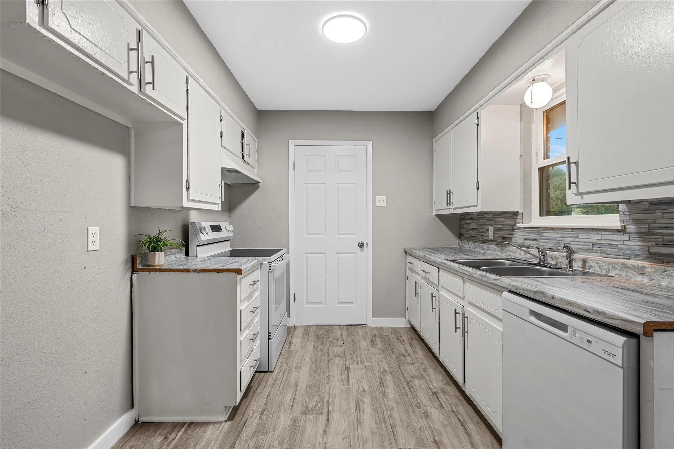 Single Family Residence For Sale in Mc Lennan County , 311 S Barbara Street, Lacy Lakeview, Texas 76705, 4 Bedroom, 1 Bathroom, Garage spaces, 1,225 Sqft, built in 1963, mls#21392084, Real Estate Agent in Lacy Lakeview, Homes For Sale in Mc Lennan county, Homes For Sale in Lacy Lakeview, Realtor in Lacy Lakeview Texas, Real Estate Brokerage Independent Realty Texas, Luminita Cordes Realtor