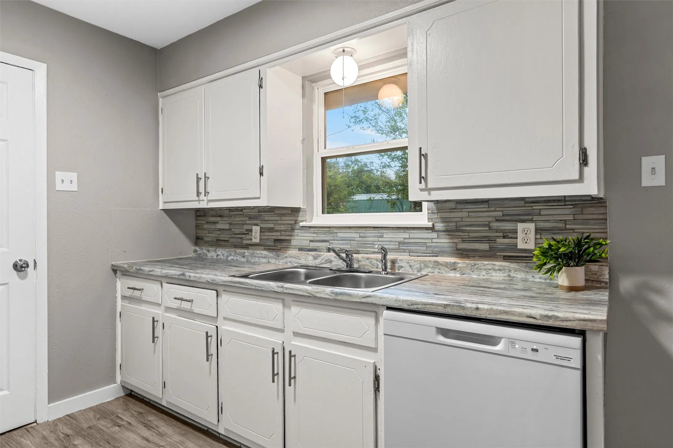 Single Family Residence For Sale in Mc Lennan County , 311 S Barbara Street, Lacy Lakeview, Texas 76705, 4 Bedroom, 1 Bathroom, Garage spaces, 1,225 Sqft, built in 1963, mls#21392084, Real Estate Agent in Lacy Lakeview, Homes For Sale in Mc Lennan county, Homes For Sale in Lacy Lakeview, Realtor in Lacy Lakeview Texas, Real Estate Brokerage Independent Realty Texas, Luminita Cordes Realtor