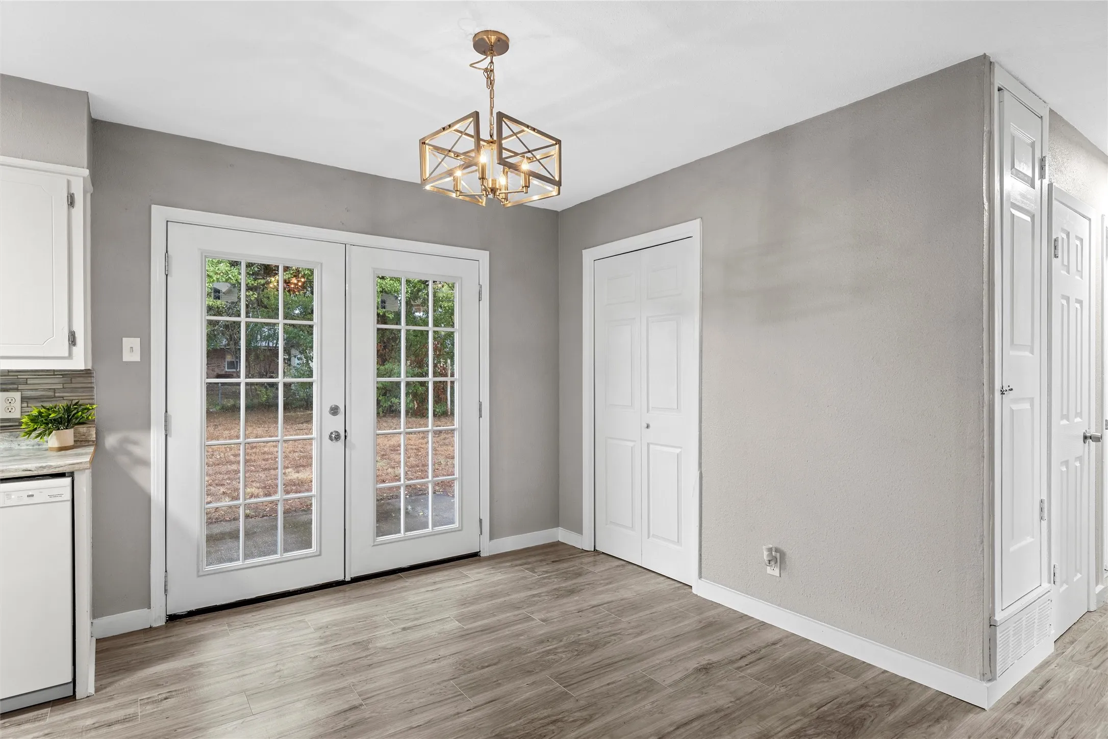 Single Family Residence For Sale in Mc Lennan County , 311 S Barbara Street, Lacy Lakeview, Texas 76705, 4 Bedroom, 1 Bathroom, Garage spaces, 1,225 Sqft, built in 1963, mls#21392084, Real Estate Agent in Lacy Lakeview, Homes For Sale in Mc Lennan county, Homes For Sale in Lacy Lakeview, Realtor in Lacy Lakeview Texas, Real Estate Brokerage Independent Realty Texas, Luminita Cordes Realtor