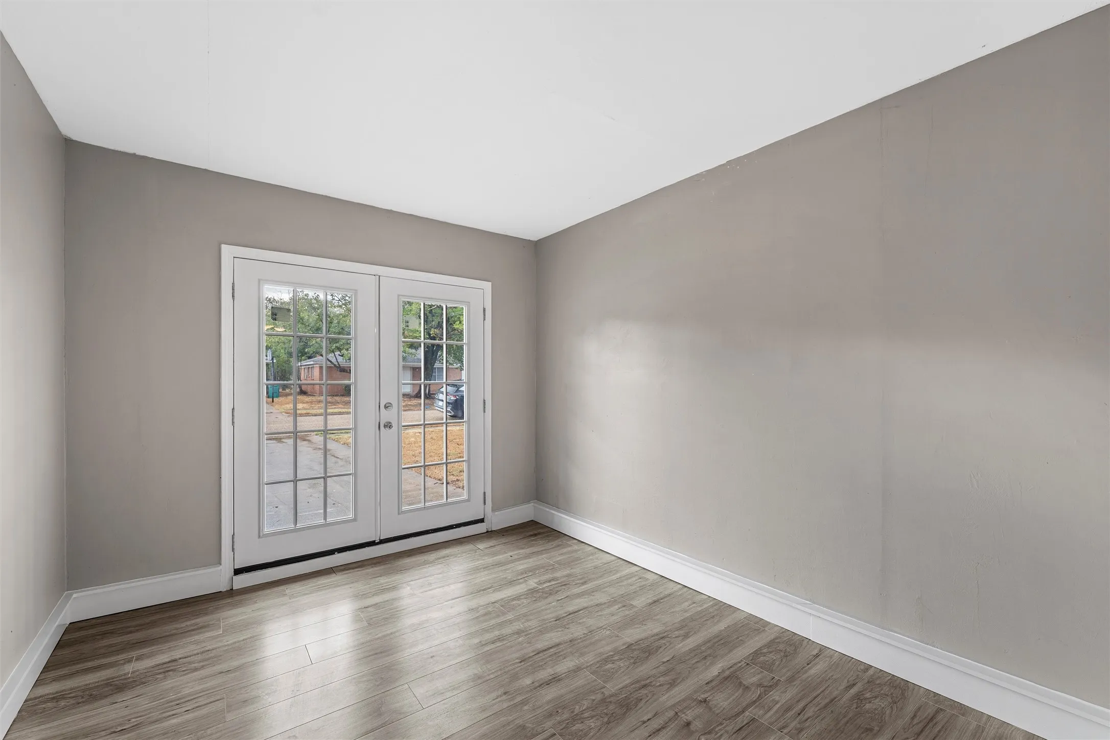 Single Family Residence For Sale in Mc Lennan County , 311 S Barbara Street, Lacy Lakeview, Texas 76705, 4 Bedroom, 1 Bathroom, Garage spaces, 1,225 Sqft, built in 1963, mls#21392084, Real Estate Agent in Lacy Lakeview, Homes For Sale in Mc Lennan county, Homes For Sale in Lacy Lakeview, Realtor in Lacy Lakeview Texas, Real Estate Brokerage Independent Realty Texas, Luminita Cordes Realtor