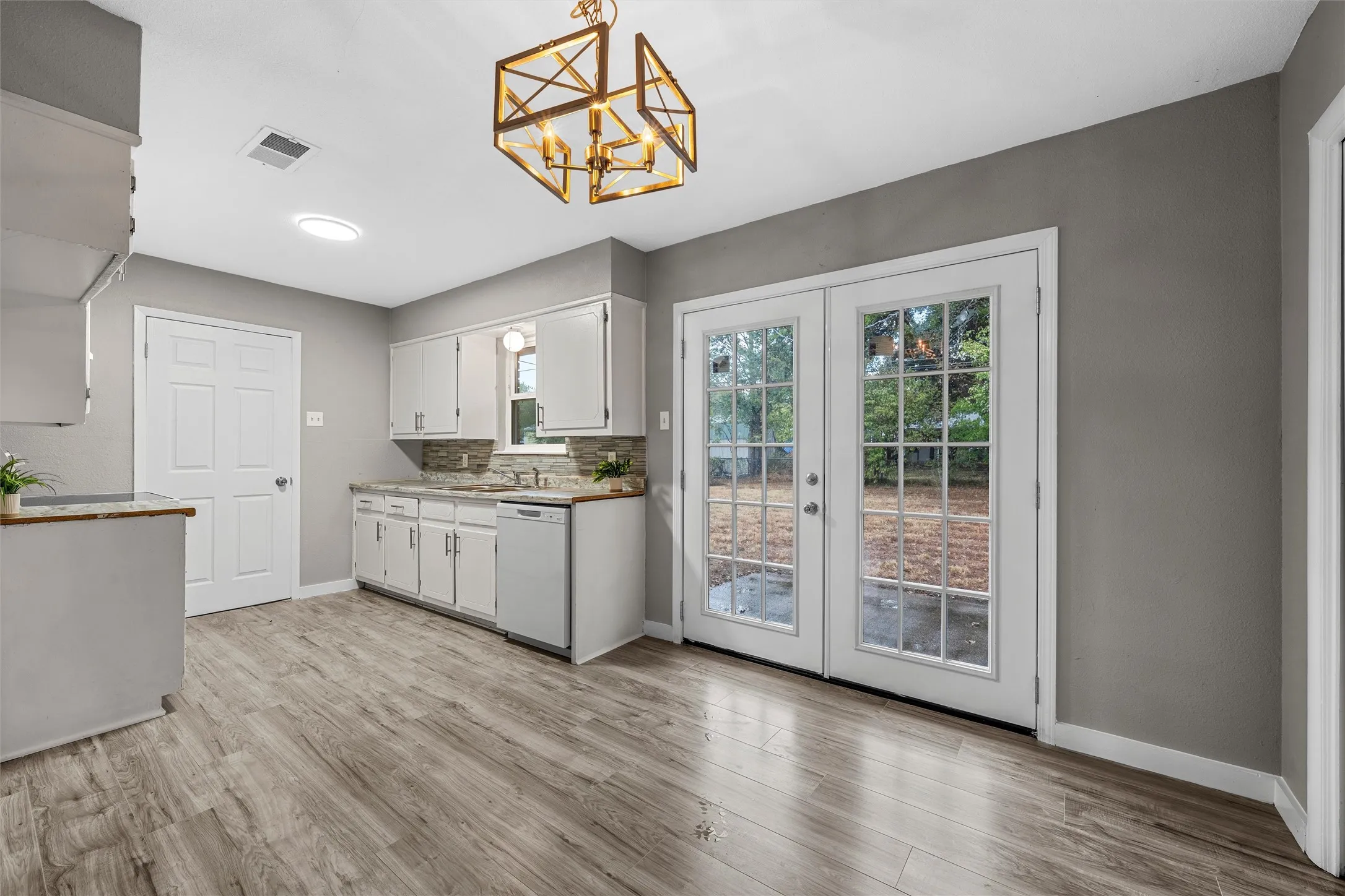 Single Family Residence For Sale in Mc Lennan County , 311 S Barbara Street, Lacy Lakeview, Texas 76705, 4 Bedroom, 1 Bathroom, Garage spaces, 1,225 Sqft, built in 1963, mls#21392084, Real Estate Agent in Lacy Lakeview, Homes For Sale in Mc Lennan county, Homes For Sale in Lacy Lakeview, Realtor in Lacy Lakeview Texas, Real Estate Brokerage Independent Realty Texas, Luminita Cordes Realtor