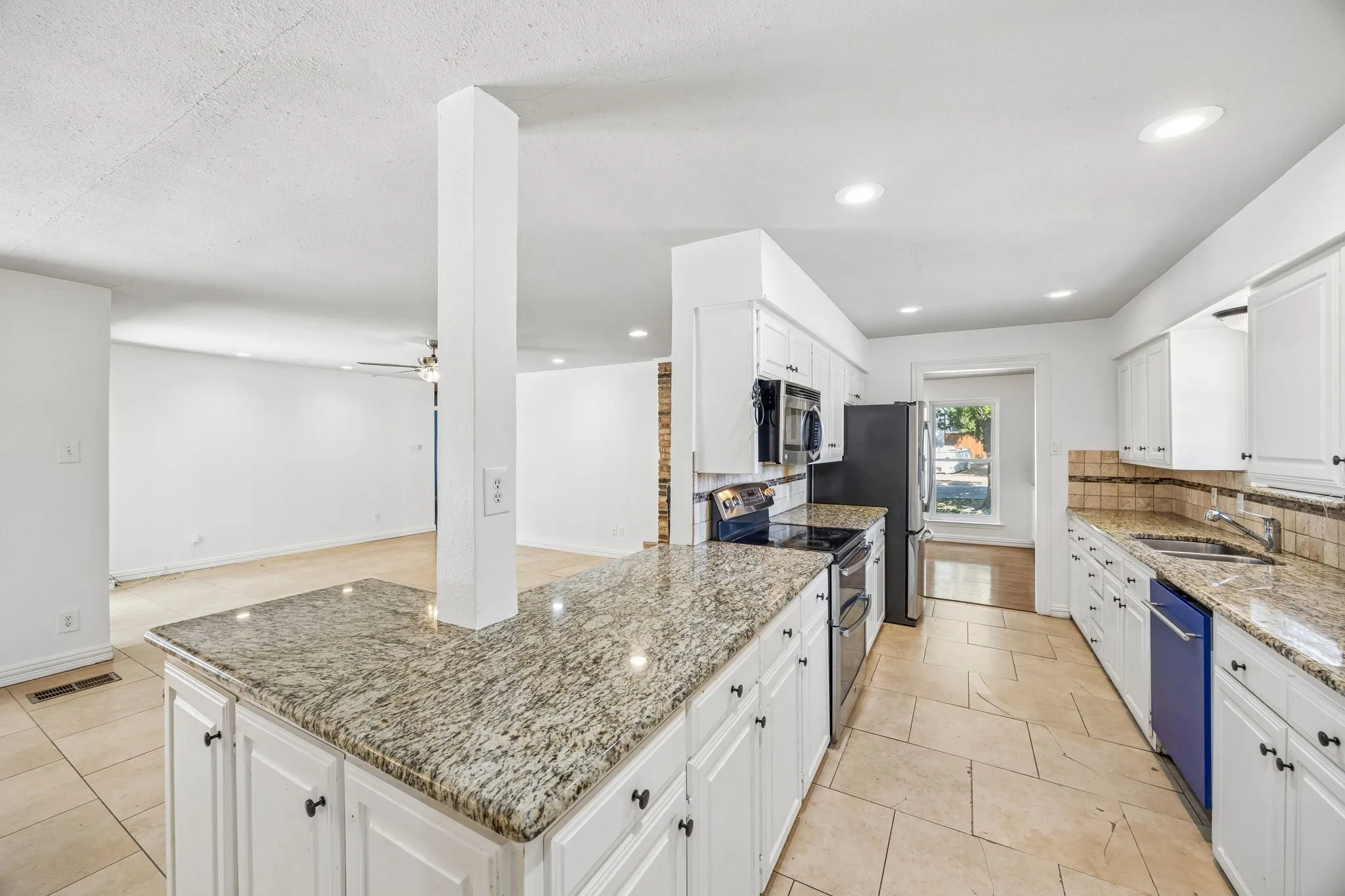 Single Family Residence For Sale in Dallas County , 8380 San Cristobal Drive, Dallas, Texas 75218, 3 Bedroom, 3 Bathroom, 2 Garage spaces, 2,416 Sqft, built in 1963, mls#21383246, Real Estate Agent in Dallas, Homes For Sale in Dallas county, Homes For Sale in Dallas, Realtor in Dallas Texas, Real Estate Brokerage Independent Realty Texas, Luminita Cordes Realtor