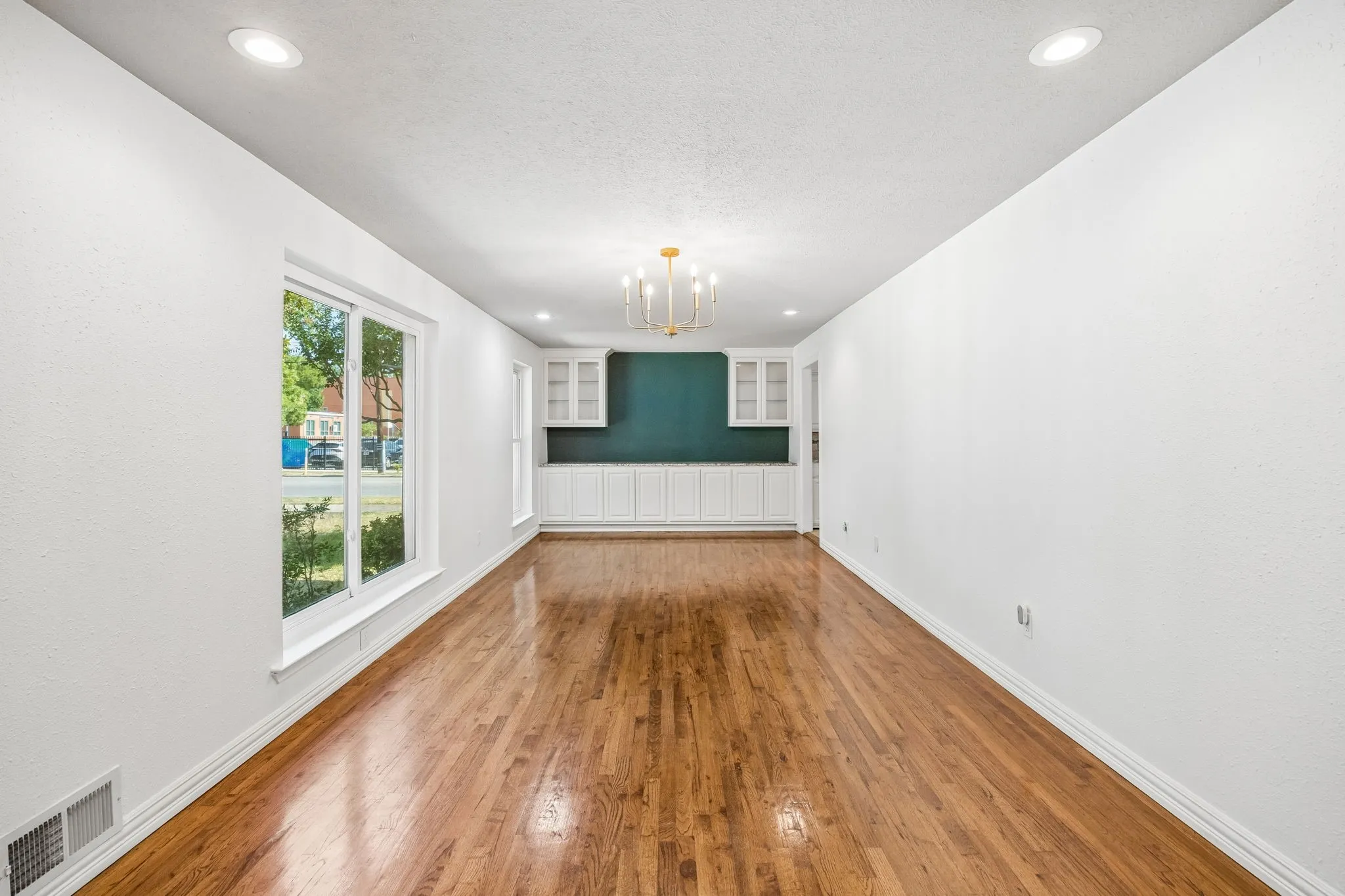 Single Family Residence For Sale in Dallas County , 8380 San Cristobal Drive, Dallas, Texas 75218, 3 Bedroom, 3 Bathroom, 2 Garage spaces, 2,416 Sqft, built in 1963, mls#21383246, Real Estate Agent in Dallas, Homes For Sale in Dallas county, Homes For Sale in Dallas, Realtor in Dallas Texas, Real Estate Brokerage Independent Realty Texas, Luminita Cordes Realtor
