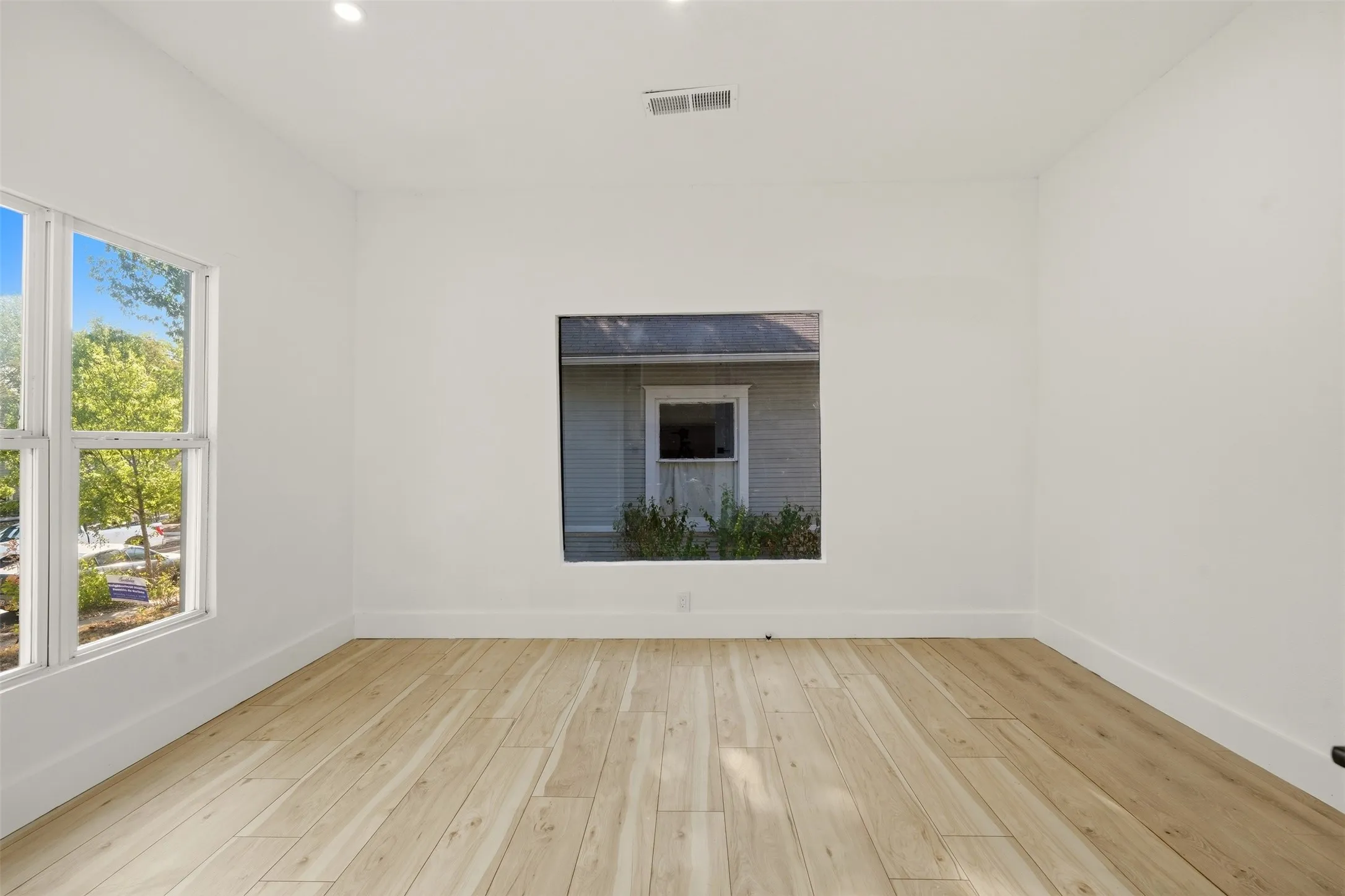 Single Family Residence For Sale in Dallas County , 809 Cristler Avenue, Dallas, Texas 75223, 3 Bedroom, 2 Bathroom, 1 Garage spaces, 1,864 Sqft, built in 1946, mls#21392525, Real Estate Agent in Dallas, Homes For Sale in Dallas county, Homes For Sale in Dallas, Realtor in Dallas Texas, Real Estate Brokerage Independent Realty Texas, Luminita Cordes Realtor