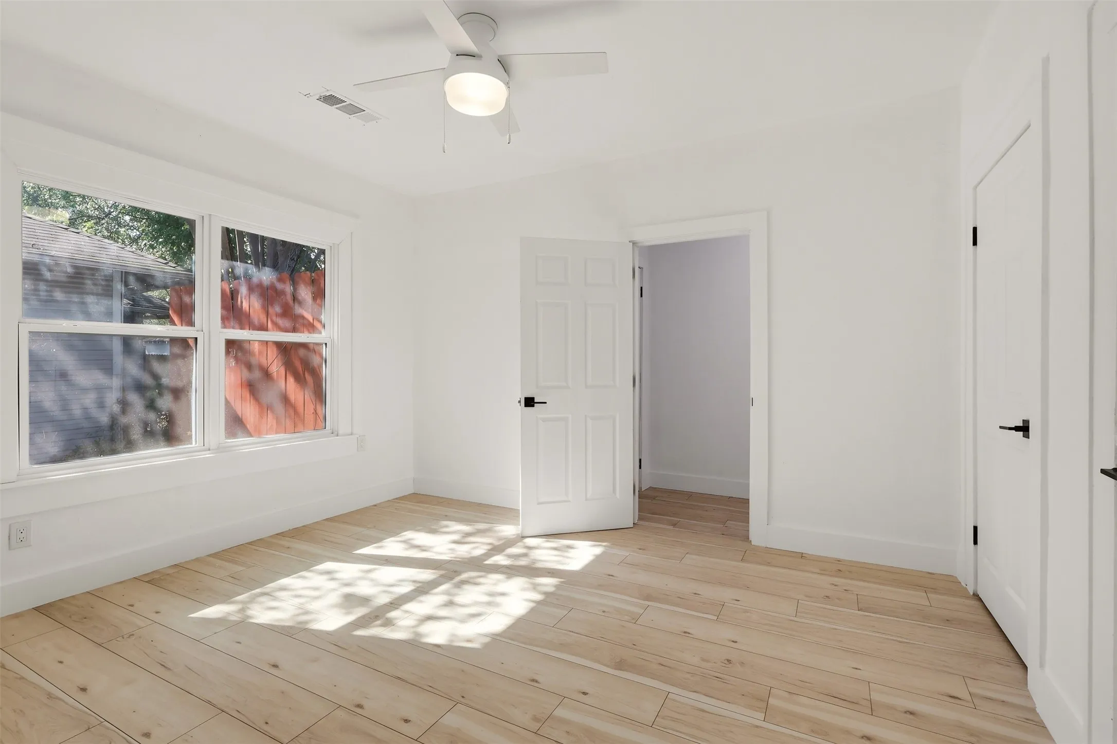 Single Family Residence For Sale in Dallas County , 809 Cristler Avenue, Dallas, Texas 75223, 3 Bedroom, 2 Bathroom, 1 Garage spaces, 1,864 Sqft, built in 1946, mls#21392525, Real Estate Agent in Dallas, Homes For Sale in Dallas county, Homes For Sale in Dallas, Realtor in Dallas Texas, Real Estate Brokerage Independent Realty Texas, Luminita Cordes Realtor