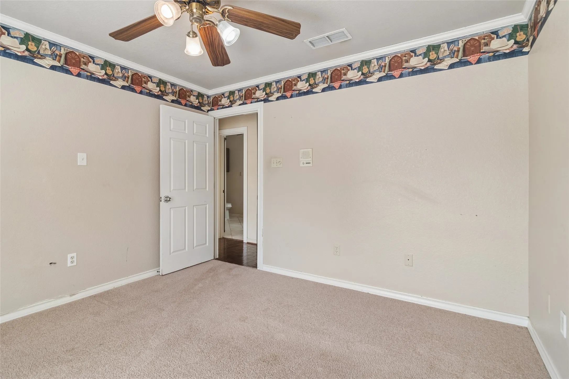 Ceiling fan with light fixture, carpeted flooring, and crown molding