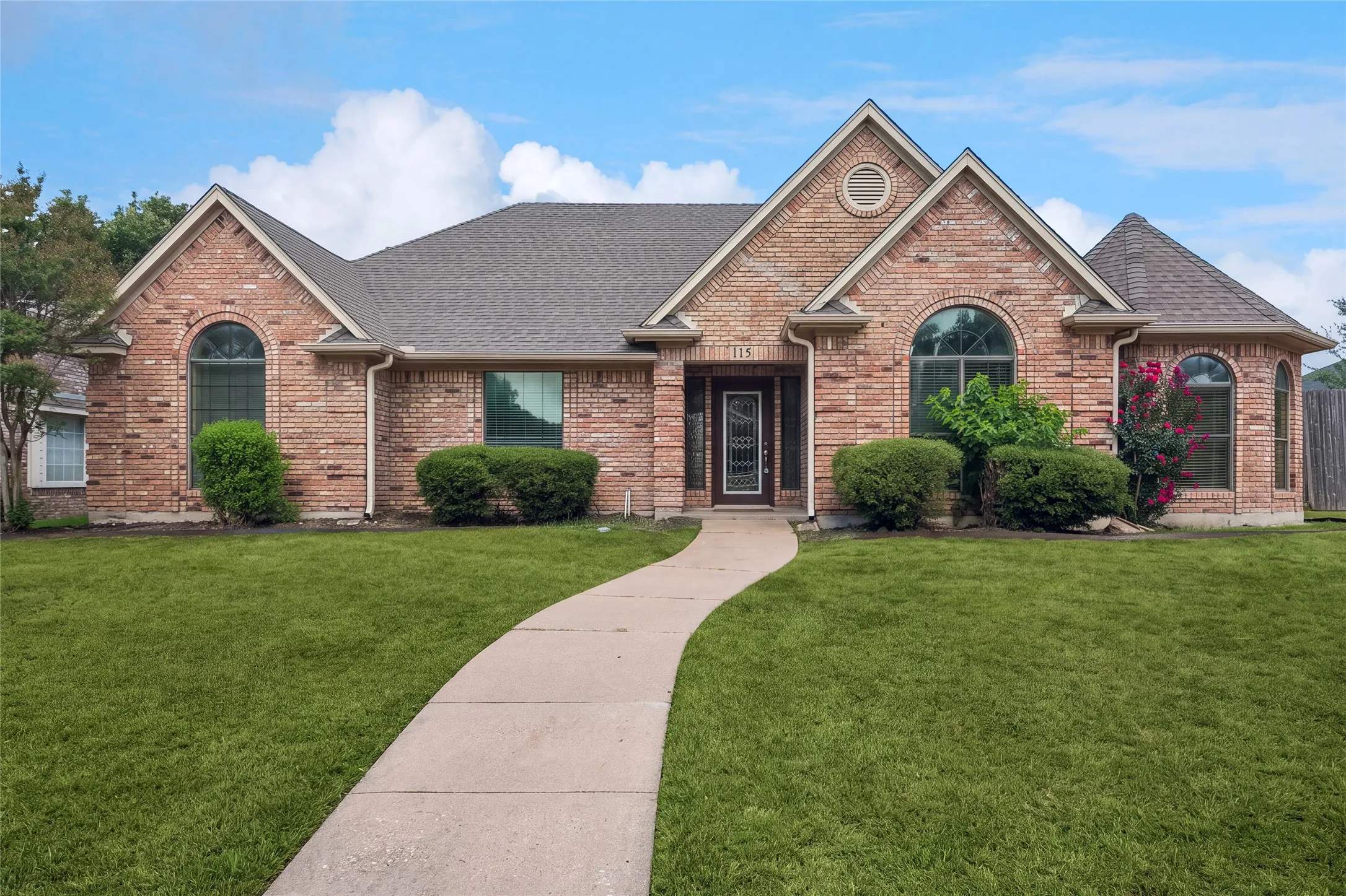 Single Family Residence For Sale in Ellis County , 115 Indian Hills Drive, Waxahachie, Texas 75165, 3 Bedroom, 3 Bathroom, 2 Garage spaces, 2,402 Sqft, built in 1989, mls#21390065, Real Estate Agent in Waxahachie, Homes For Sale in Ellis county, Homes For Sale in Waxahachie, Realtor in Waxahachie Texas, Real Estate Brokerage Independent Realty Texas, Luminita Cordes Realtor