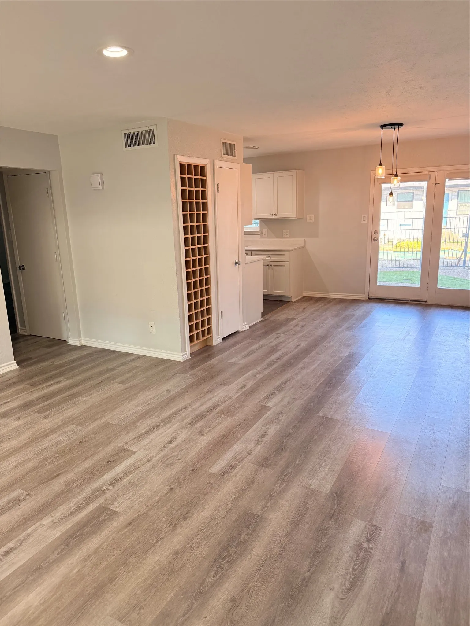 Condominium For Rent in Dallas County , 3913 Inwood Road 1007, Dallas, Texas 75209, 2 Bedroom, 2 Bathroom, Garage spaces, 1,078 Sqft, built in 1983, mls#21388323, Real Estate Agent in Dallas, Homes For Rent in Dallas county, Homes For Rent in Dallas, Realtor in Dallas Texas, Real Estate Brokerage Independent Realty Texas, Luminita Cordes Realtor