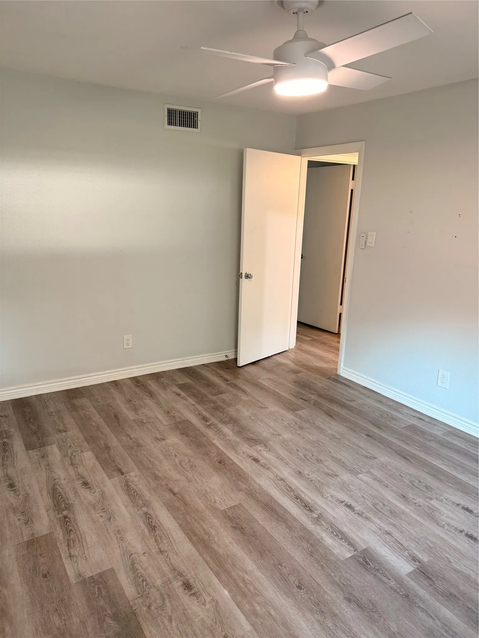 Condominium For Rent in Dallas County , 3913 Inwood Road 1007, Dallas, Texas 75209, 2 Bedroom, 2 Bathroom, Garage spaces, 1,078 Sqft, built in 1983, mls#21388323, Real Estate Agent in Dallas, Homes For Rent in Dallas county, Homes For Rent in Dallas, Realtor in Dallas Texas, Real Estate Brokerage Independent Realty Texas, Luminita Cordes Realtor