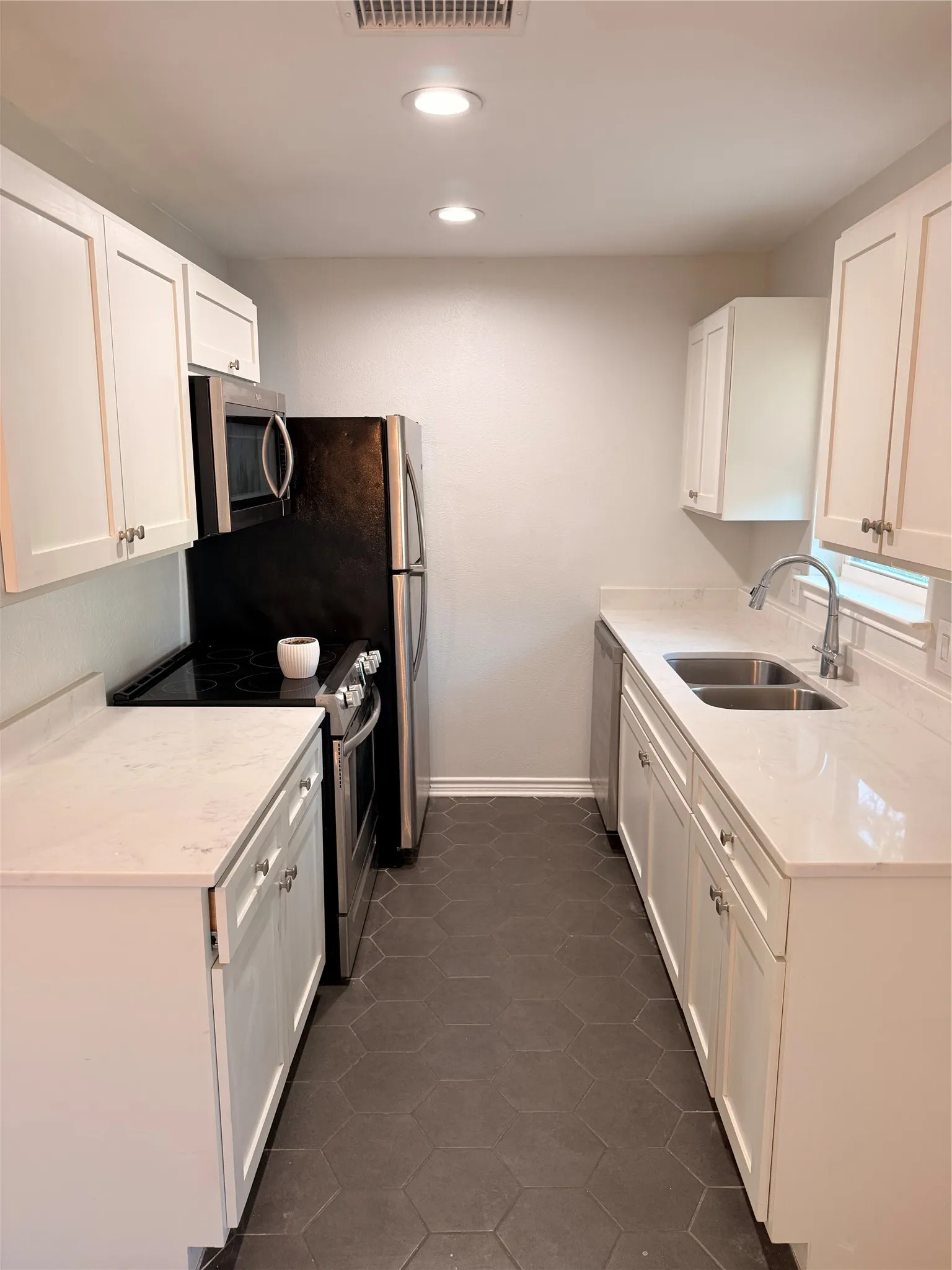 Condominium For Rent in Dallas County , 3913 Inwood Road 1007, Dallas, Texas 75209, 2 Bedroom, 2 Bathroom, Garage spaces, 1,078 Sqft, built in 1983, mls#21388323, Real Estate Agent in Dallas, Homes For Rent in Dallas county, Homes For Rent in Dallas, Realtor in Dallas Texas, Real Estate Brokerage Independent Realty Texas, Luminita Cordes Realtor