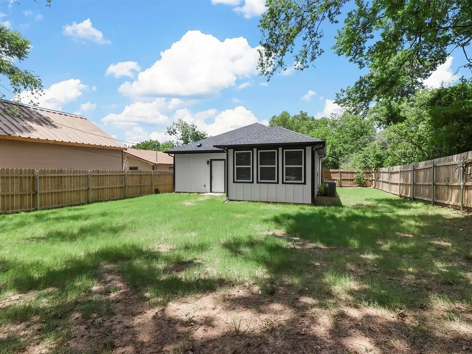 Single Family Residence For Rent in Grayson County , 1104 W Elm Street, Denison, Texas 75020, 3 Bedroom, 2 Bathroom, 1 Garage spaces, 1,517 Sqft, built in 2023, mls#21393092, Real Estate Agent in Denison, Homes For Rent in Grayson county, Homes For Rent in Denison, Realtor in Denison Texas, Real Estate Brokerage Independent Realty Texas, Luminita Cordes Realtor
