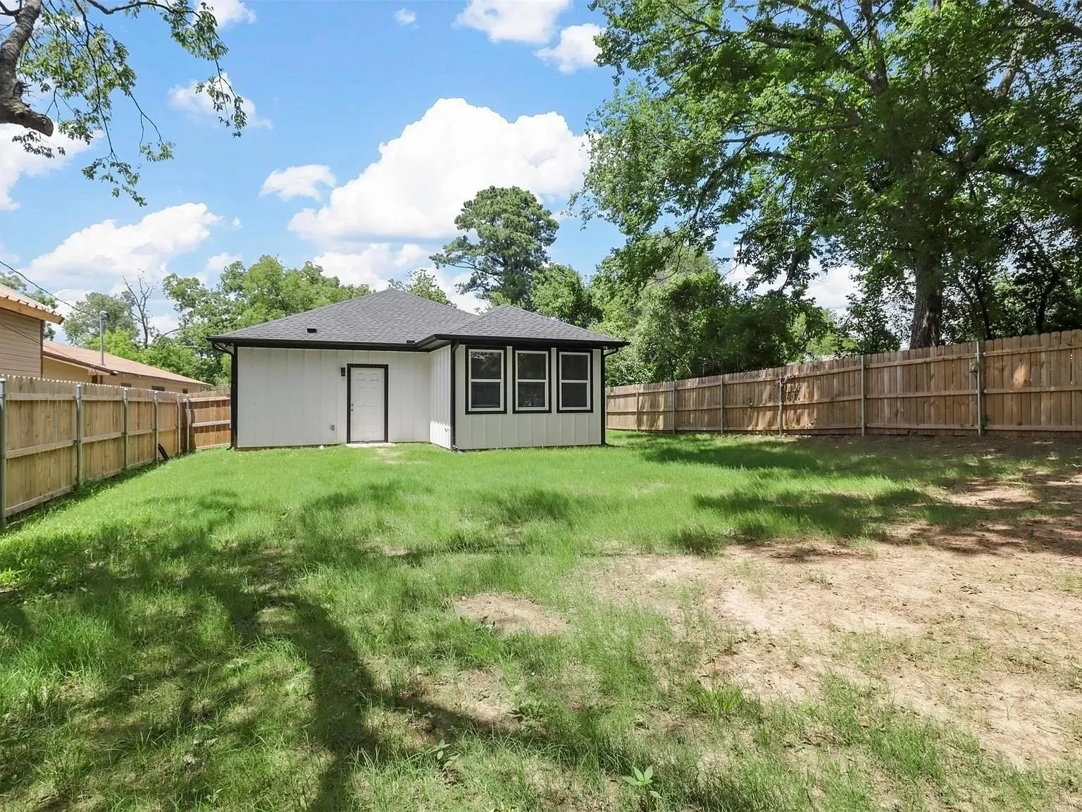 Single Family Residence For Rent in Grayson County , 1104 W Elm Street, Denison, Texas 75020, 3 Bedroom, 2 Bathroom, 1 Garage spaces, 1,517 Sqft, built in 2023, mls#21393092, Real Estate Agent in Denison, Homes For Rent in Grayson county, Homes For Rent in Denison, Realtor in Denison Texas, Real Estate Brokerage Independent Realty Texas, Luminita Cordes Realtor