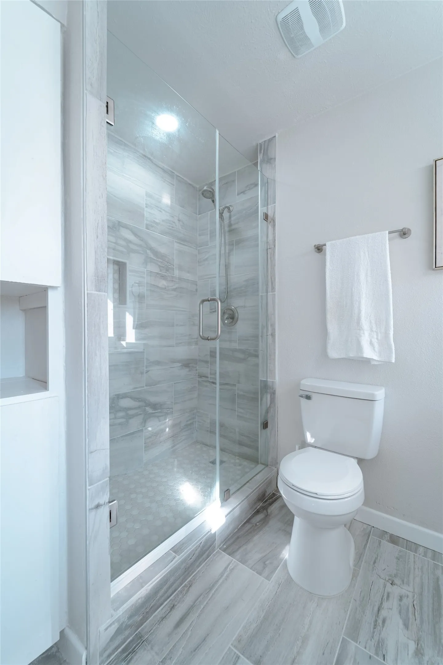 Condominium For Sale in Dallas County , 10017 Regal Park Lane 205, Dallas, Texas 75230, 2 Bedroom, 2 Bathroom, Garage spaces, 1,344 Sqft, built in 1964, mls#21386214, Real Estate Agent in Dallas, Homes For Sale in Dallas county, Homes For Sale in Dallas, Realtor in Dallas Texas, Real Estate Brokerage Independent Realty Texas, Luminita Cordes Realtor