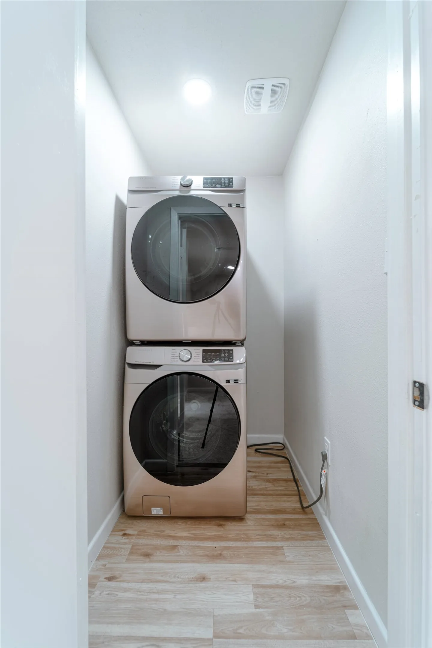 Condominium For Sale in Dallas County , 10017 Regal Park Lane 205, Dallas, Texas 75230, 2 Bedroom, 2 Bathroom, Garage spaces, 1,344 Sqft, built in 1964, mls#21386214, Real Estate Agent in Dallas, Homes For Sale in Dallas county, Homes For Sale in Dallas, Realtor in Dallas Texas, Real Estate Brokerage Independent Realty Texas, Luminita Cordes Realtor