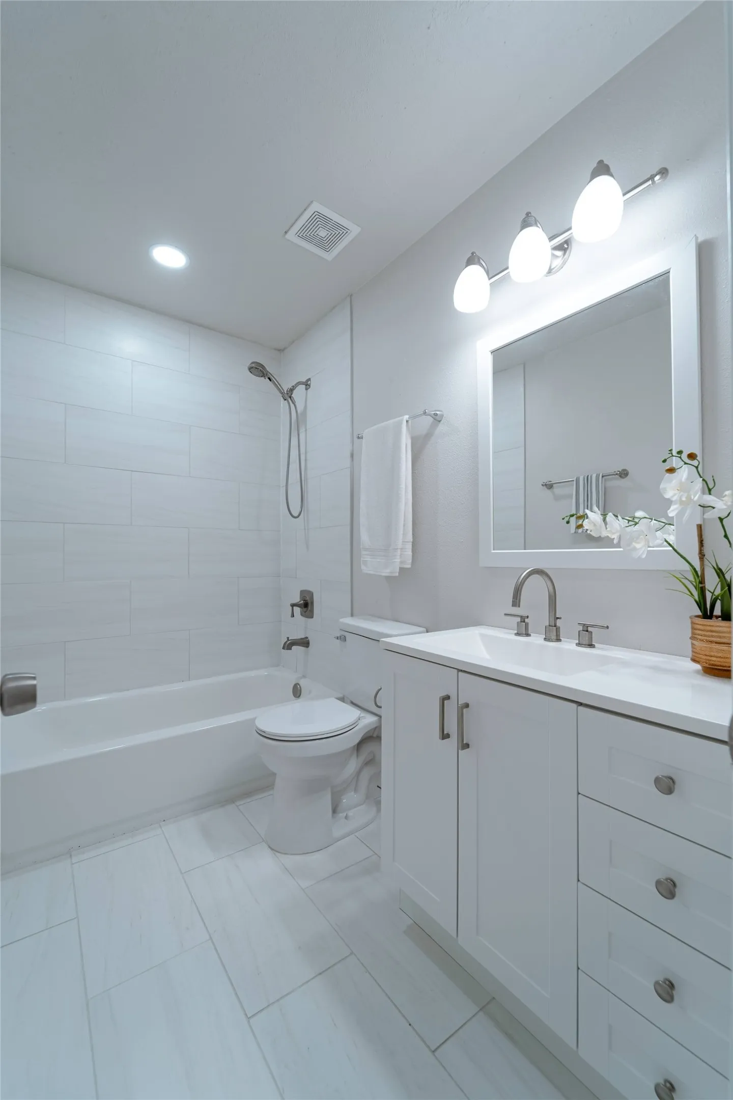 Condominium For Sale in Dallas County , 10017 Regal Park Lane 205, Dallas, Texas 75230, 2 Bedroom, 2 Bathroom, Garage spaces, 1,344 Sqft, built in 1964, mls#21386214, Real Estate Agent in Dallas, Homes For Sale in Dallas county, Homes For Sale in Dallas, Realtor in Dallas Texas, Real Estate Brokerage Independent Realty Texas, Luminita Cordes Realtor