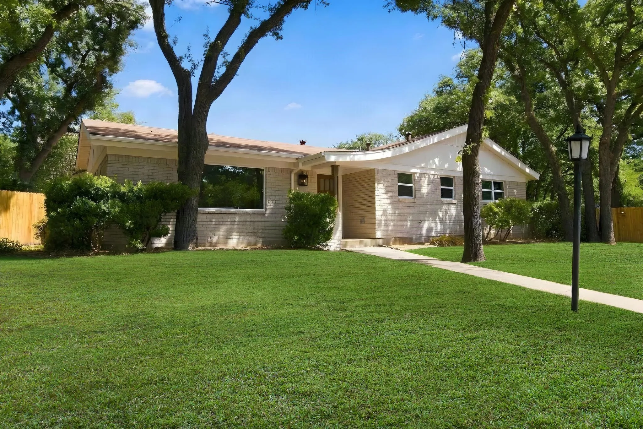 Single Family Residence For Sale in Tarrant County , 508 Oak Park Drive, Hurst, Texas 76053, 3 Bedroom, 3 Bathroom, Garage spaces, 2,168 Sqft, built in 1961, mls#21390750, Real Estate Agent in Hurst, Homes For Sale in Tarrant county, Homes For Sale in Hurst, Realtor in Hurst Texas, Real Estate Brokerage Independent Realty Texas, Luminita Cordes Realtor