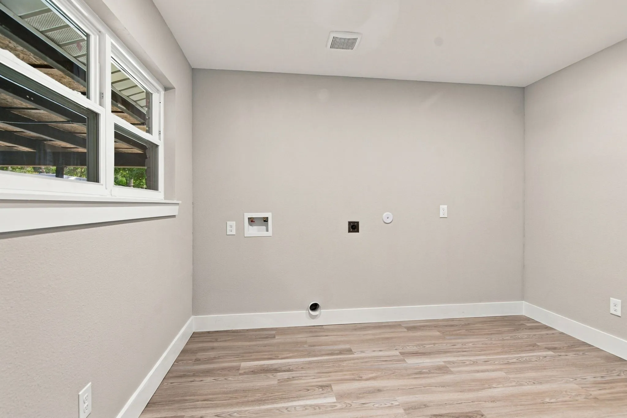 Single Family Residence For Sale in Tarrant County , 508 Oak Park Drive, Hurst, Texas 76053, 3 Bedroom, 3 Bathroom, Garage spaces, 2,168 Sqft, built in 1961, mls#21390750, Real Estate Agent in Hurst, Homes For Sale in Tarrant county, Homes For Sale in Hurst, Realtor in Hurst Texas, Real Estate Brokerage Independent Realty Texas, Luminita Cordes Realtor
