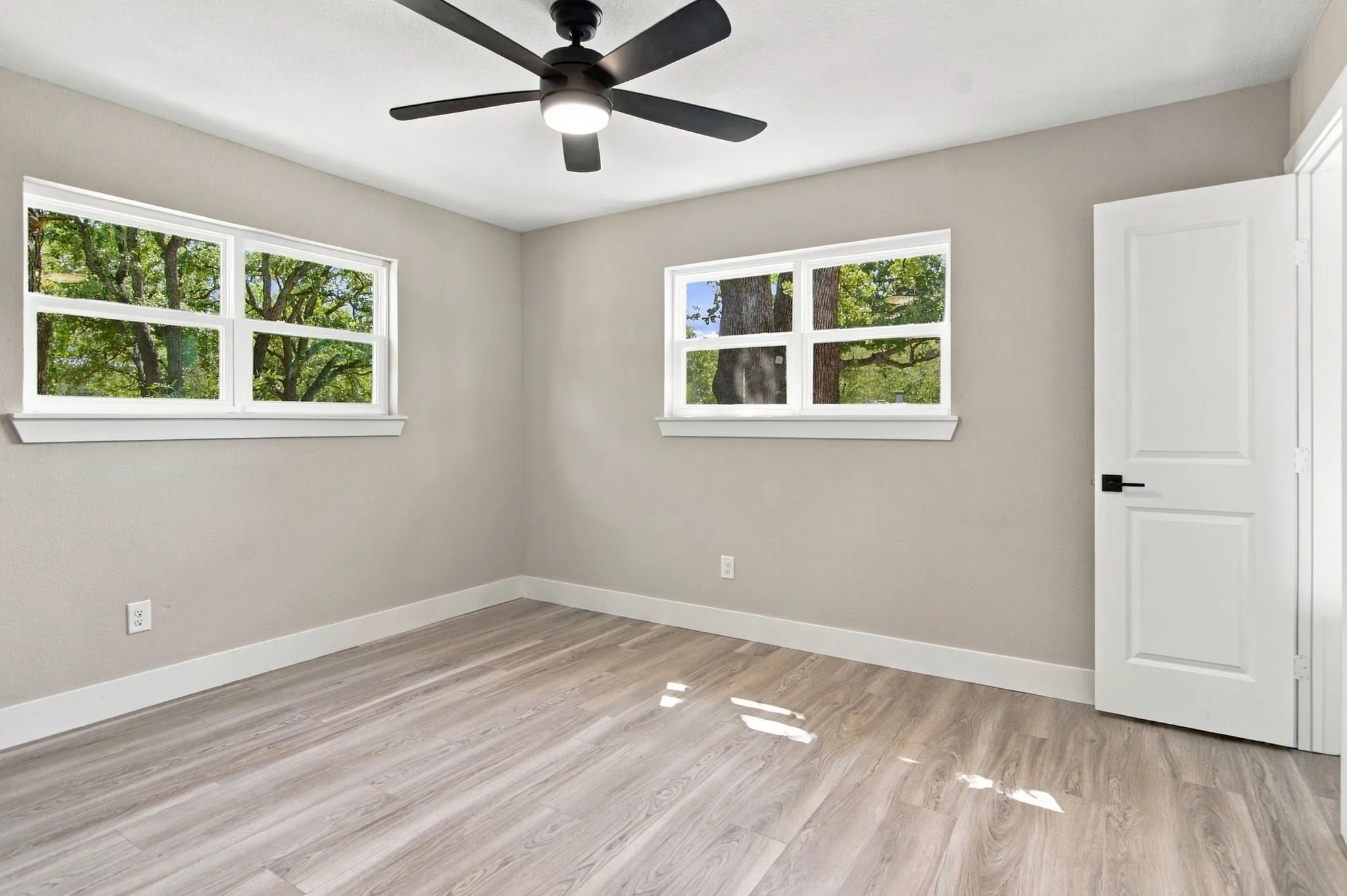 Single Family Residence For Sale in Tarrant County , 508 Oak Park Drive, Hurst, Texas 76053, 3 Bedroom, 3 Bathroom, Garage spaces, 2,168 Sqft, built in 1961, mls#21390750, Real Estate Agent in Hurst, Homes For Sale in Tarrant county, Homes For Sale in Hurst, Realtor in Hurst Texas, Real Estate Brokerage Independent Realty Texas, Luminita Cordes Realtor