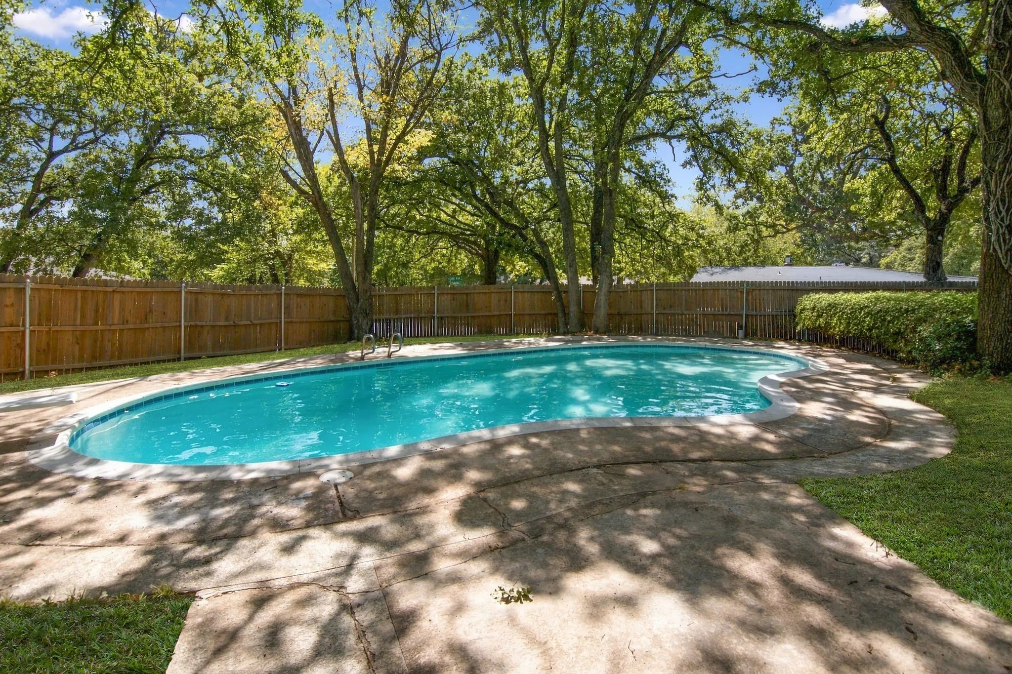 Single Family Residence For Sale in Tarrant County , 508 Oak Park Drive, Hurst, Texas 76053, 3 Bedroom, 3 Bathroom, Garage spaces, 2,168 Sqft, built in 1961, mls#21390750, Real Estate Agent in Hurst, Homes For Sale in Tarrant county, Homes For Sale in Hurst, Realtor in Hurst Texas, Real Estate Brokerage Independent Realty Texas, Luminita Cordes Realtor