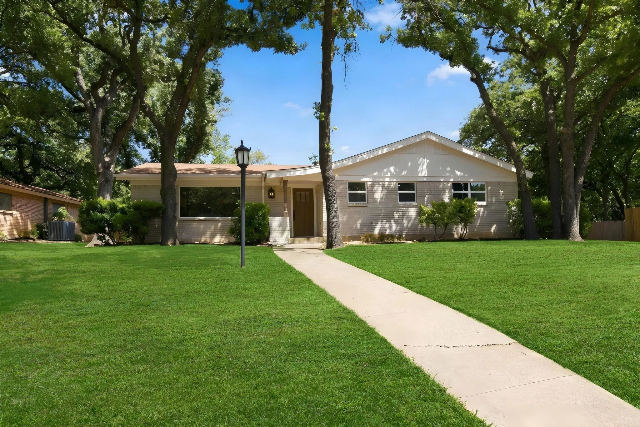 Single Family Residence For Sale in Tarrant County , 508 Oak Park Drive, Hurst, Texas 76053, 3 Bedroom, 3 Bathroom, Garage spaces, 2,168 Sqft, built in 1961, mls#21390750, Real Estate Agent in Hurst, Homes For Sale in Tarrant county, Homes For Sale in Hurst, Realtor in Hurst Texas, Real Estate Brokerage Independent Realty Texas, Luminita Cordes Realtor