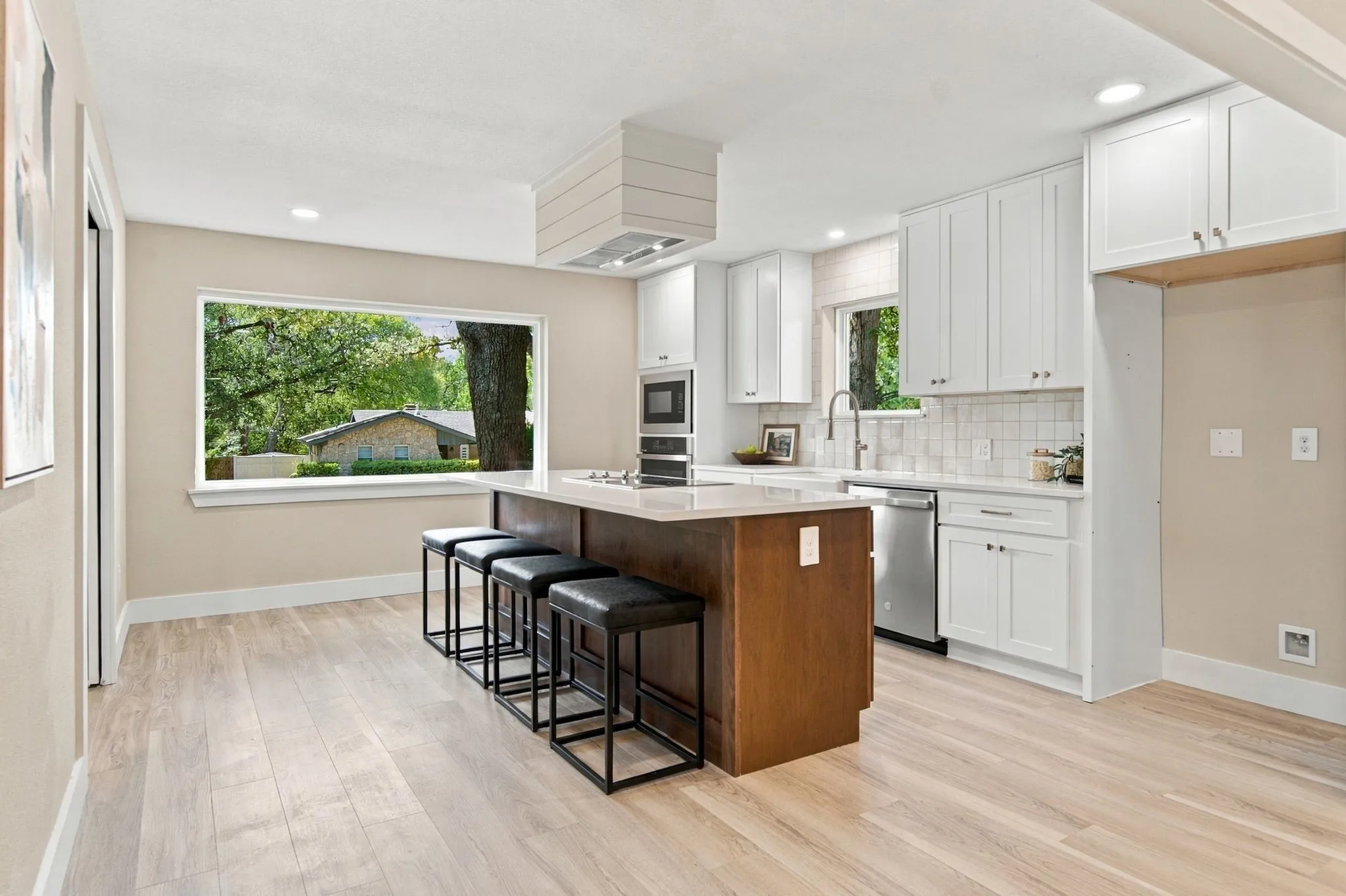 Single Family Residence For Sale in Tarrant County , 508 Oak Park Drive, Hurst, Texas 76053, 3 Bedroom, 3 Bathroom, Garage spaces, 2,168 Sqft, built in 1961, mls#21390750, Real Estate Agent in Hurst, Homes For Sale in Tarrant county, Homes For Sale in Hurst, Realtor in Hurst Texas, Real Estate Brokerage Independent Realty Texas, Luminita Cordes Realtor