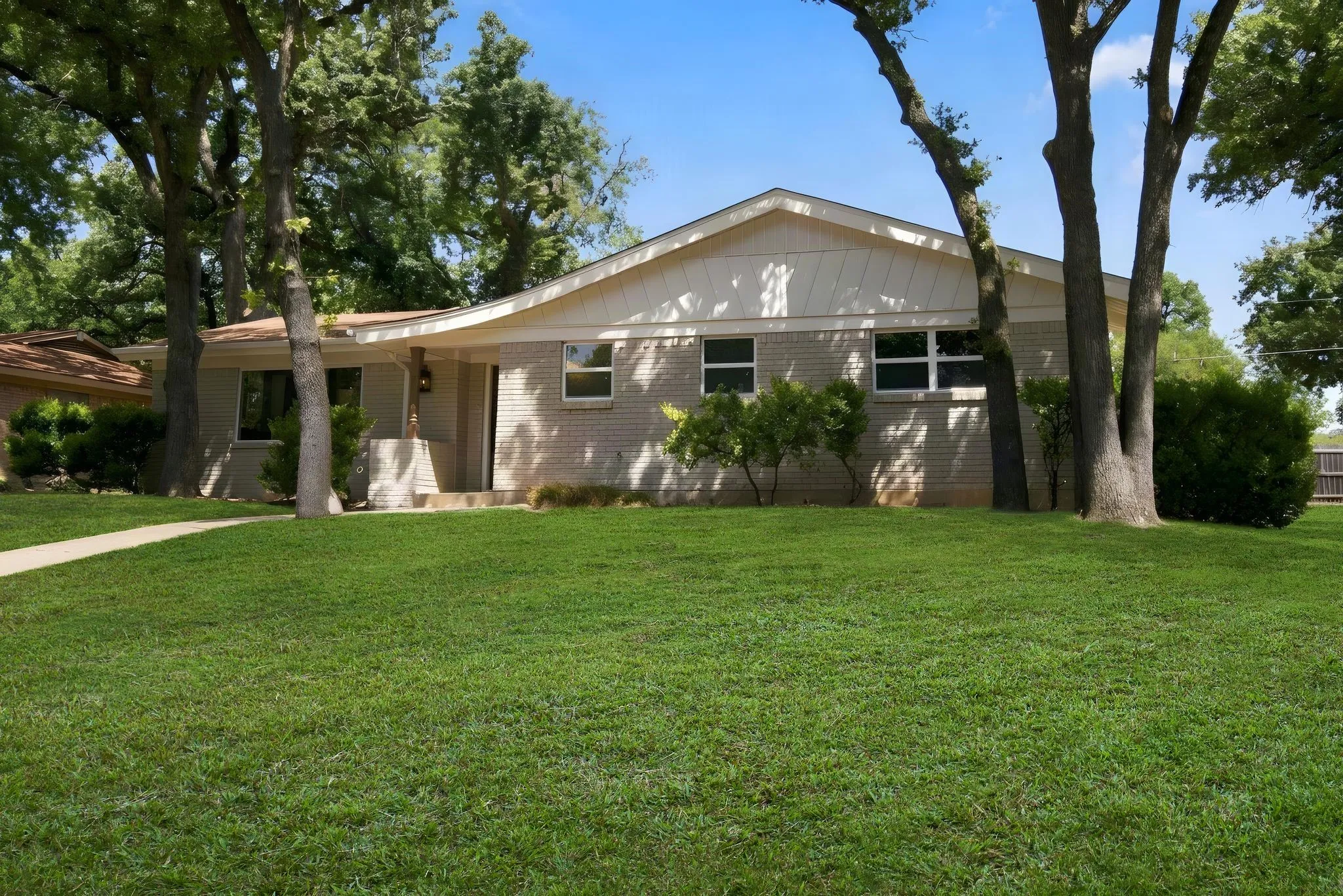 Single Family Residence For Sale in Tarrant County , 508 Oak Park Drive, Hurst, Texas 76053, 3 Bedroom, 3 Bathroom, Garage spaces, 2,168 Sqft, built in 1961, mls#21390750, Real Estate Agent in Hurst, Homes For Sale in Tarrant county, Homes For Sale in Hurst, Realtor in Hurst Texas, Real Estate Brokerage Independent Realty Texas, Luminita Cordes Realtor