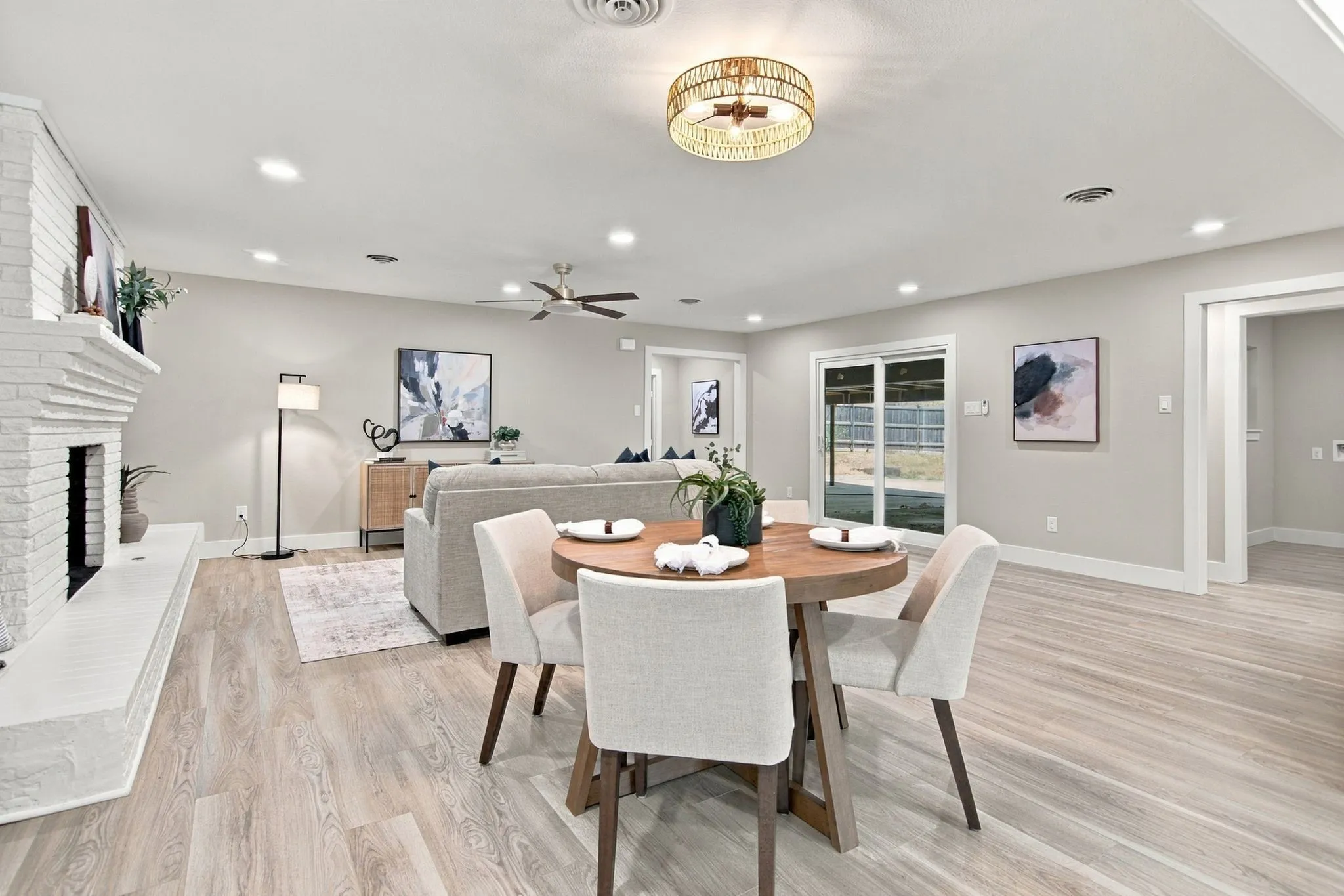 Single Family Residence For Sale in Tarrant County , 508 Oak Park Drive, Hurst, Texas 76053, 3 Bedroom, 3 Bathroom, Garage spaces, 2,168 Sqft, built in 1961, mls#21390750, Real Estate Agent in Hurst, Homes For Sale in Tarrant county, Homes For Sale in Hurst, Realtor in Hurst Texas, Real Estate Brokerage Independent Realty Texas, Luminita Cordes Realtor