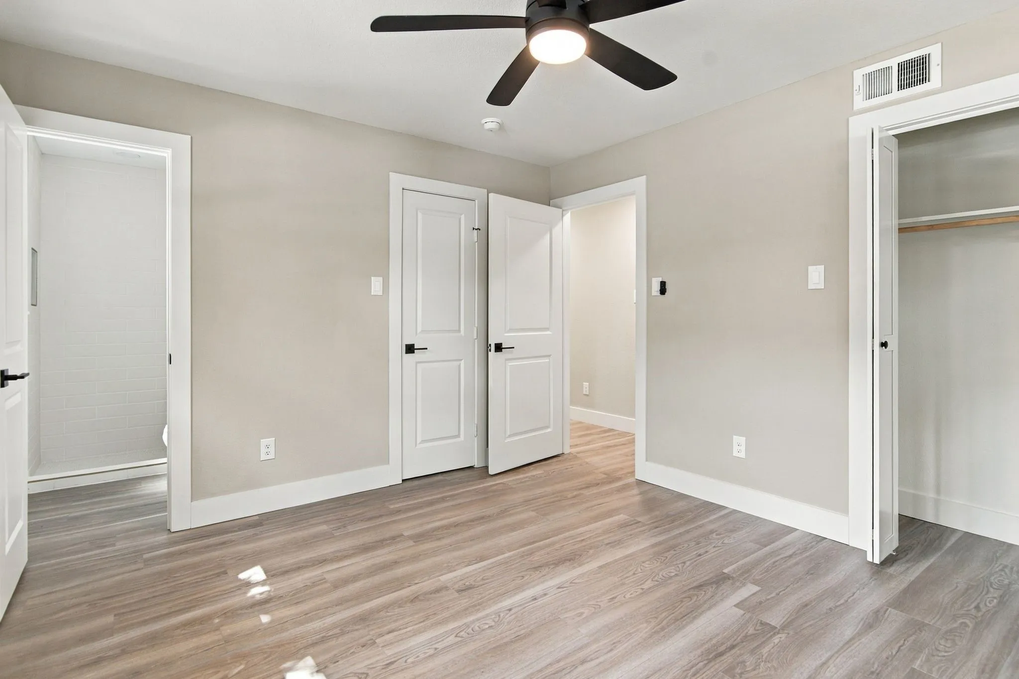 Single Family Residence For Sale in Tarrant County , 508 Oak Park Drive, Hurst, Texas 76053, 3 Bedroom, 3 Bathroom, Garage spaces, 2,168 Sqft, built in 1961, mls#21390750, Real Estate Agent in Hurst, Homes For Sale in Tarrant county, Homes For Sale in Hurst, Realtor in Hurst Texas, Real Estate Brokerage Independent Realty Texas, Luminita Cordes Realtor