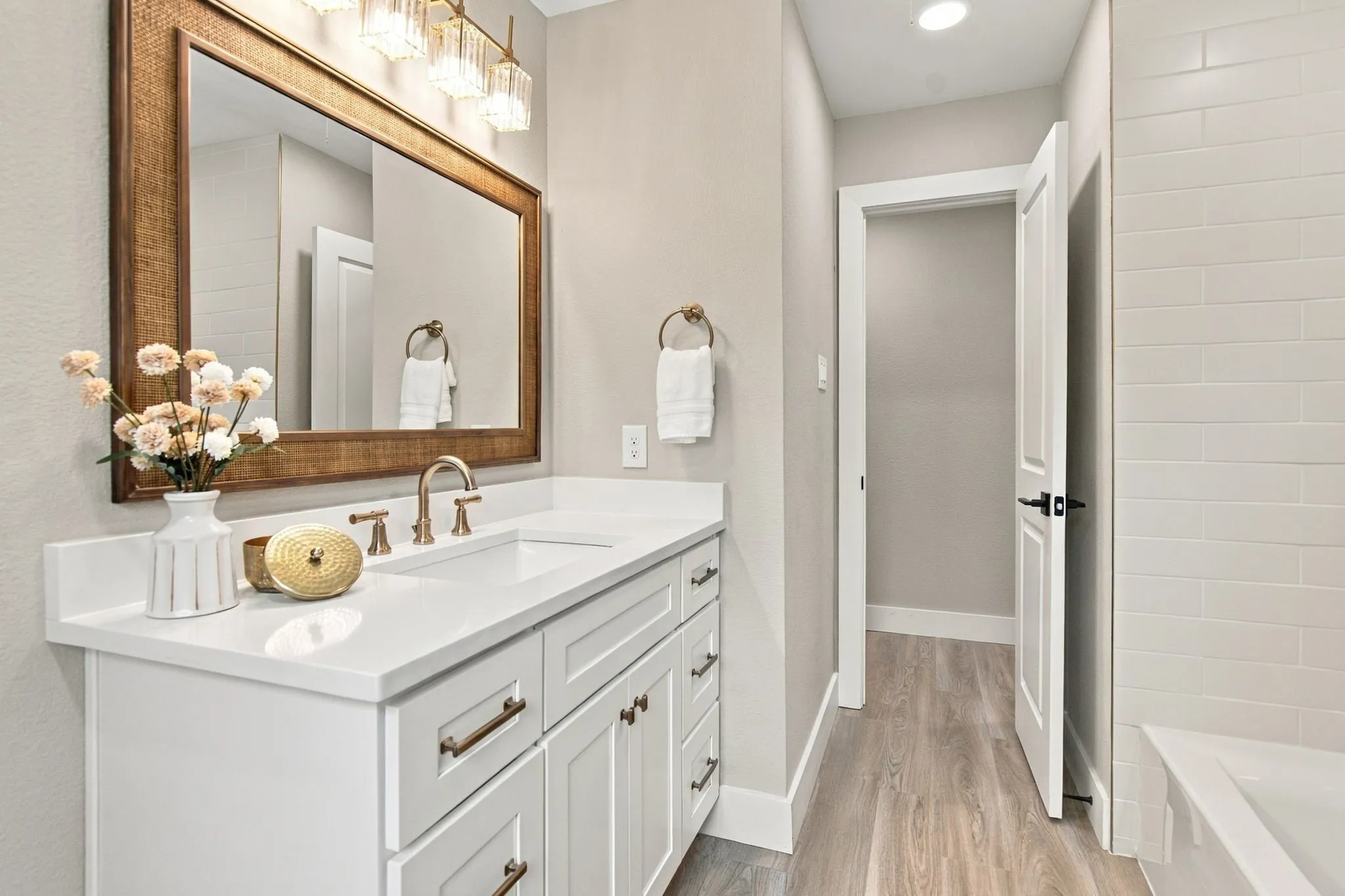 Single Family Residence For Sale in Tarrant County , 508 Oak Park Drive, Hurst, Texas 76053, 3 Bedroom, 3 Bathroom, Garage spaces, 2,168 Sqft, built in 1961, mls#21390750, Real Estate Agent in Hurst, Homes For Sale in Tarrant county, Homes For Sale in Hurst, Realtor in Hurst Texas, Real Estate Brokerage Independent Realty Texas, Luminita Cordes Realtor