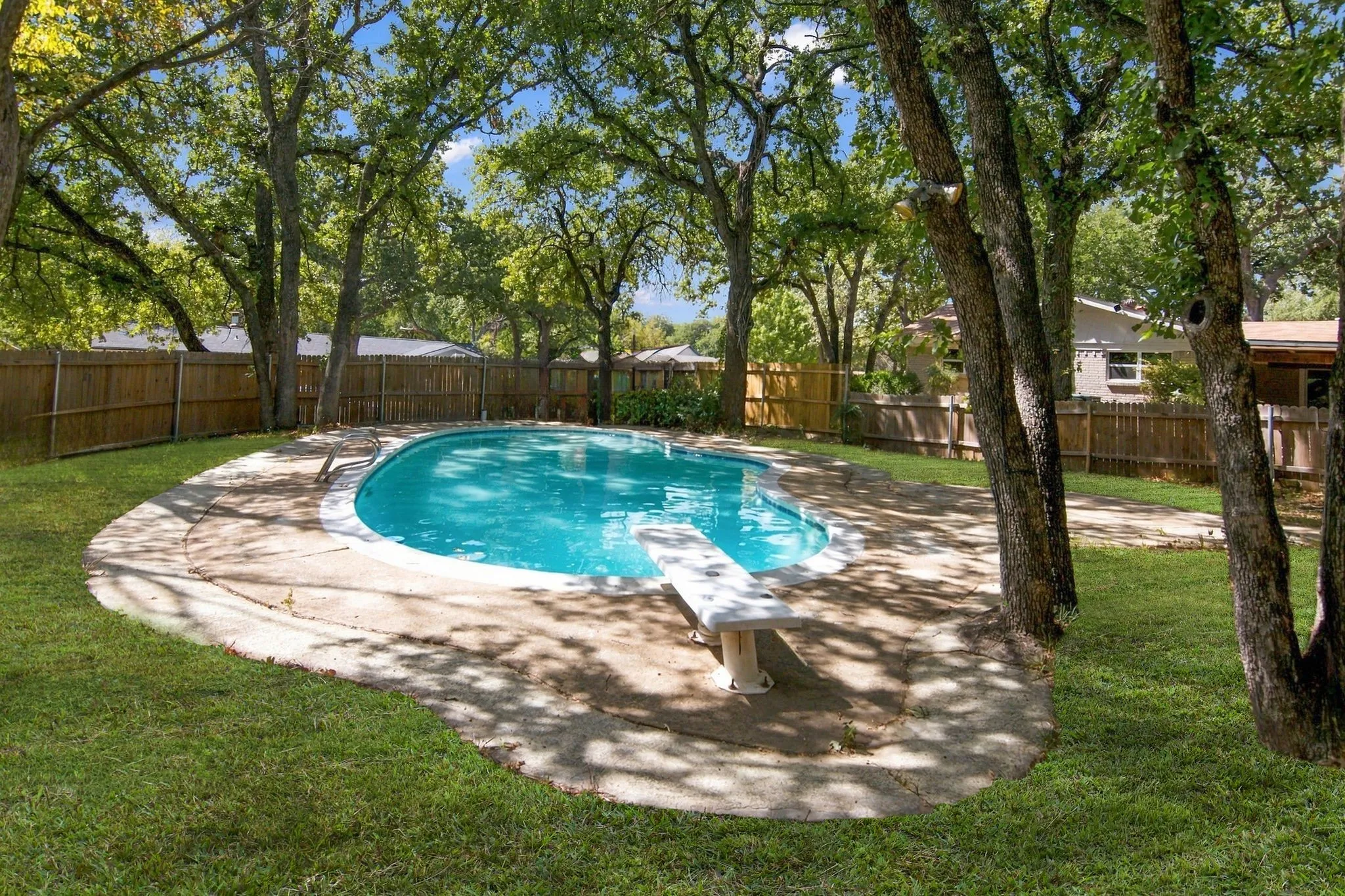 Single Family Residence For Sale in Tarrant County , 508 Oak Park Drive, Hurst, Texas 76053, 3 Bedroom, 3 Bathroom, Garage spaces, 2,168 Sqft, built in 1961, mls#21390750, Real Estate Agent in Hurst, Homes For Sale in Tarrant county, Homes For Sale in Hurst, Realtor in Hurst Texas, Real Estate Brokerage Independent Realty Texas, Luminita Cordes Realtor
